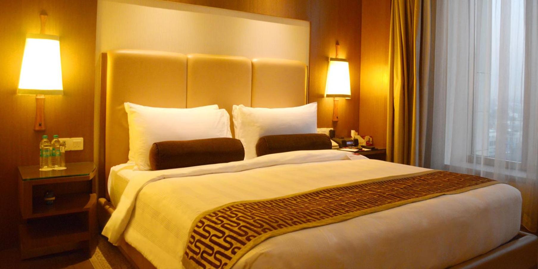 Standard King Room - Non-Smoking Offers Buy1Get1 on Premium beverages between 11amto7pm and 15% discount on Food and Soft beverages, SPA and Laundry - Photo 2
