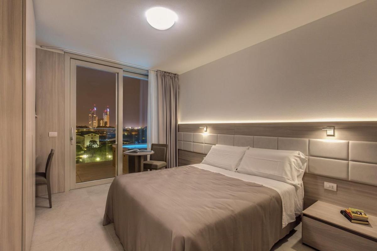 Deluxe Suite with Spa Bath and Balcony photo 3