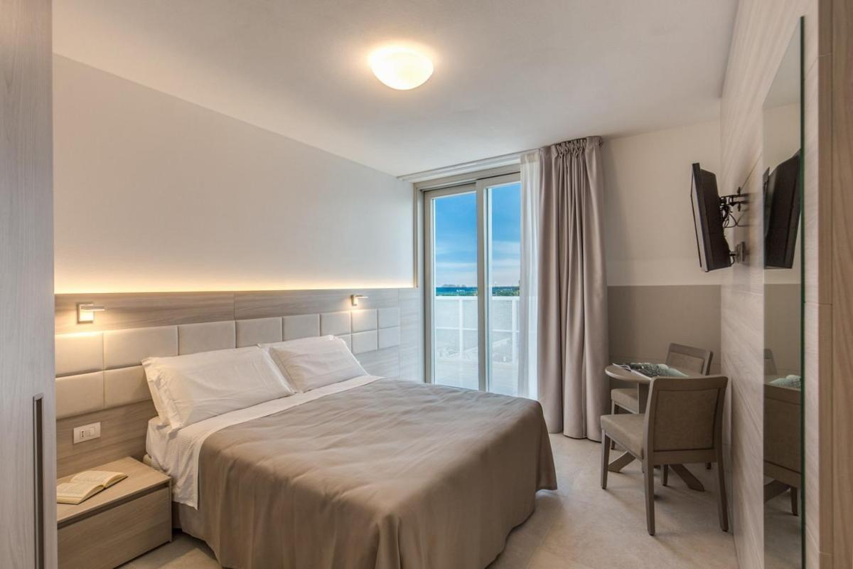 Deluxe Suite with Spa Bath and Balcony photo 2