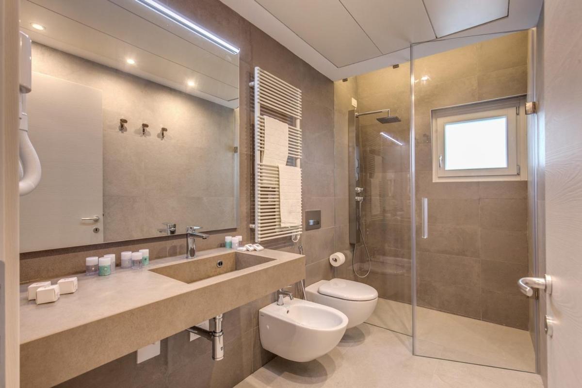 Suite with Balcony and Spa Bath photo 3