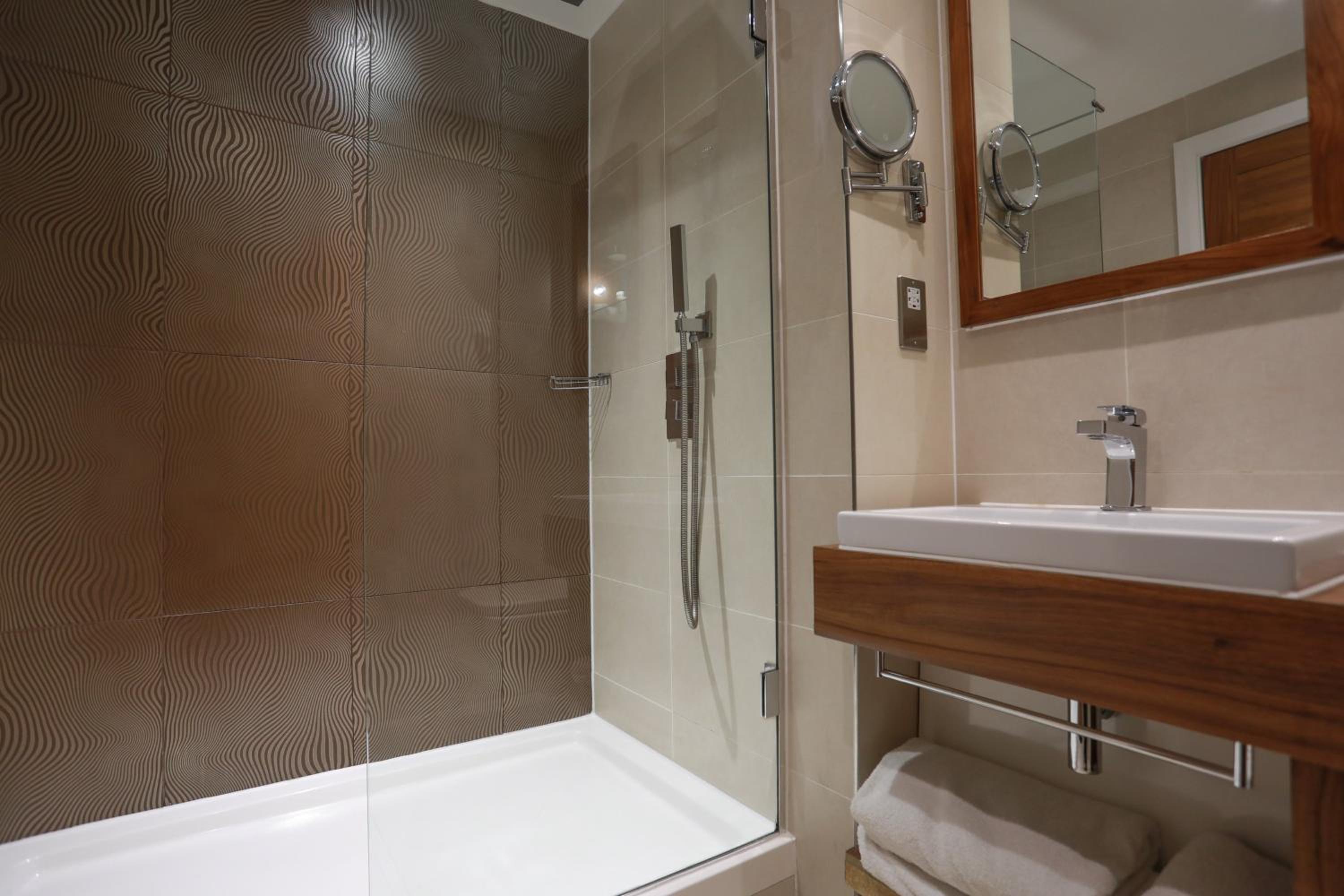 Premium King Room - Photo 9