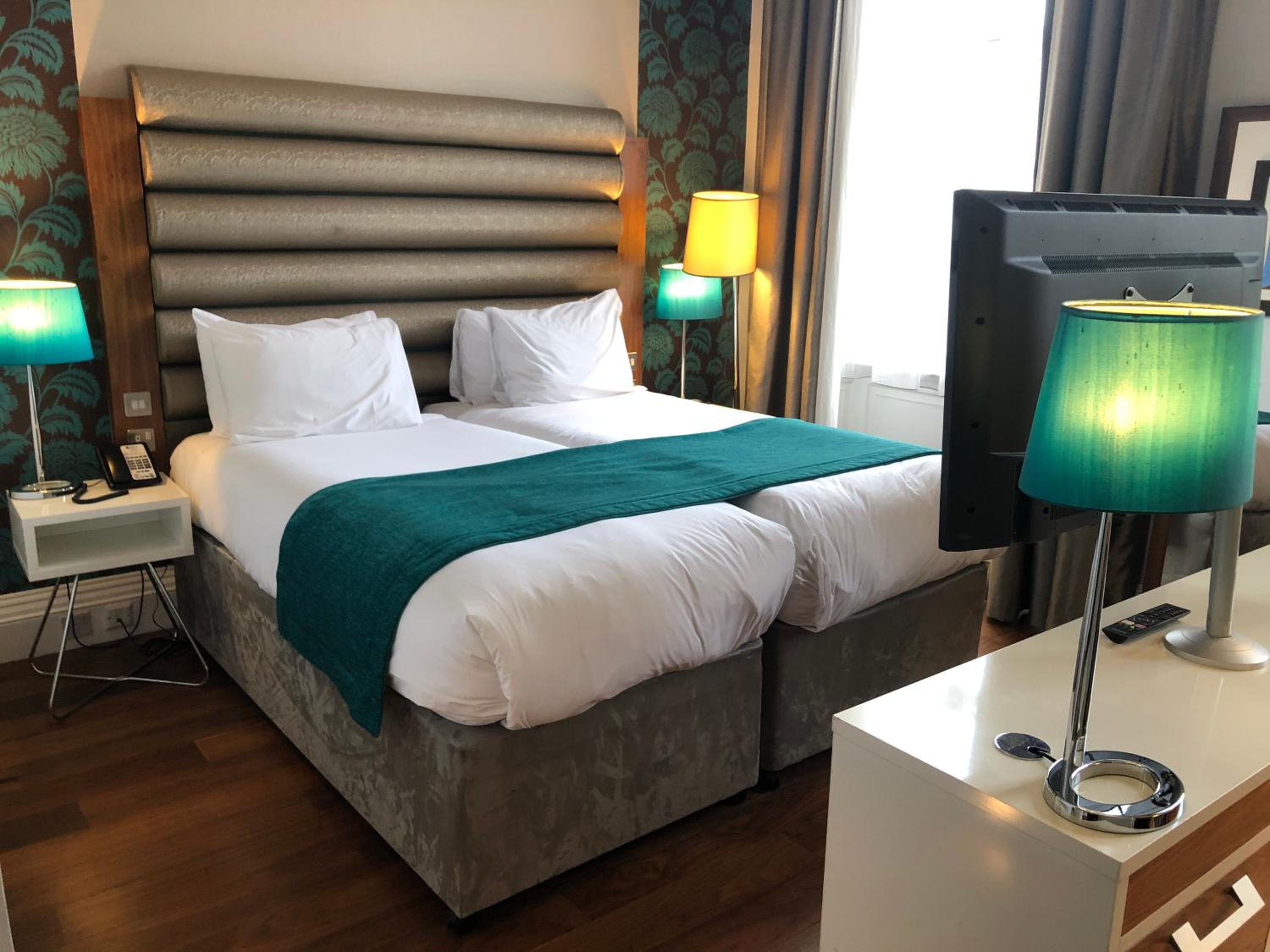 Premium King Room - Photo 15