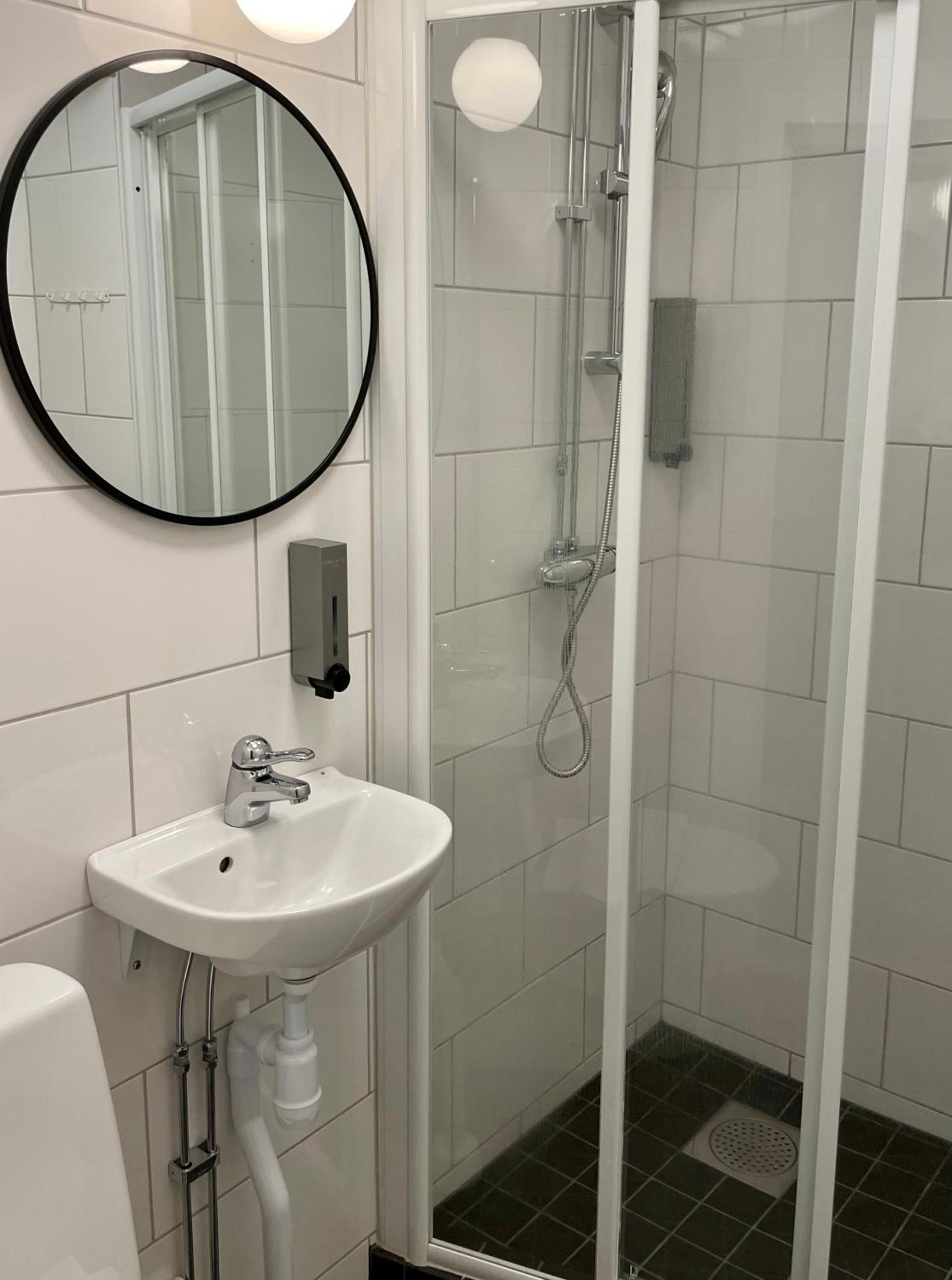 Single Room with Private Bathroom (No window) - Photo 3