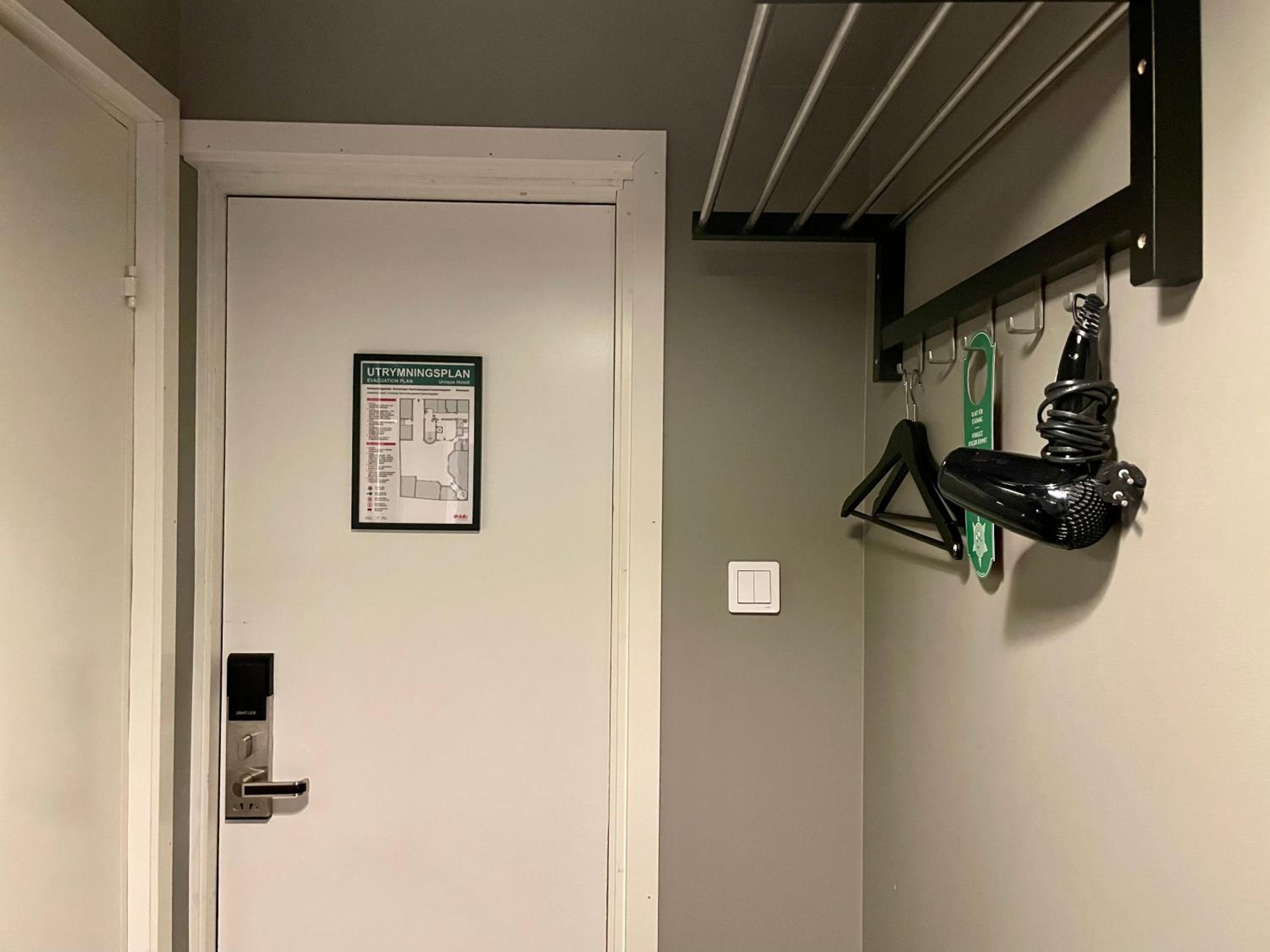 Single Room with Private Bathroom (No window) - Photo 4