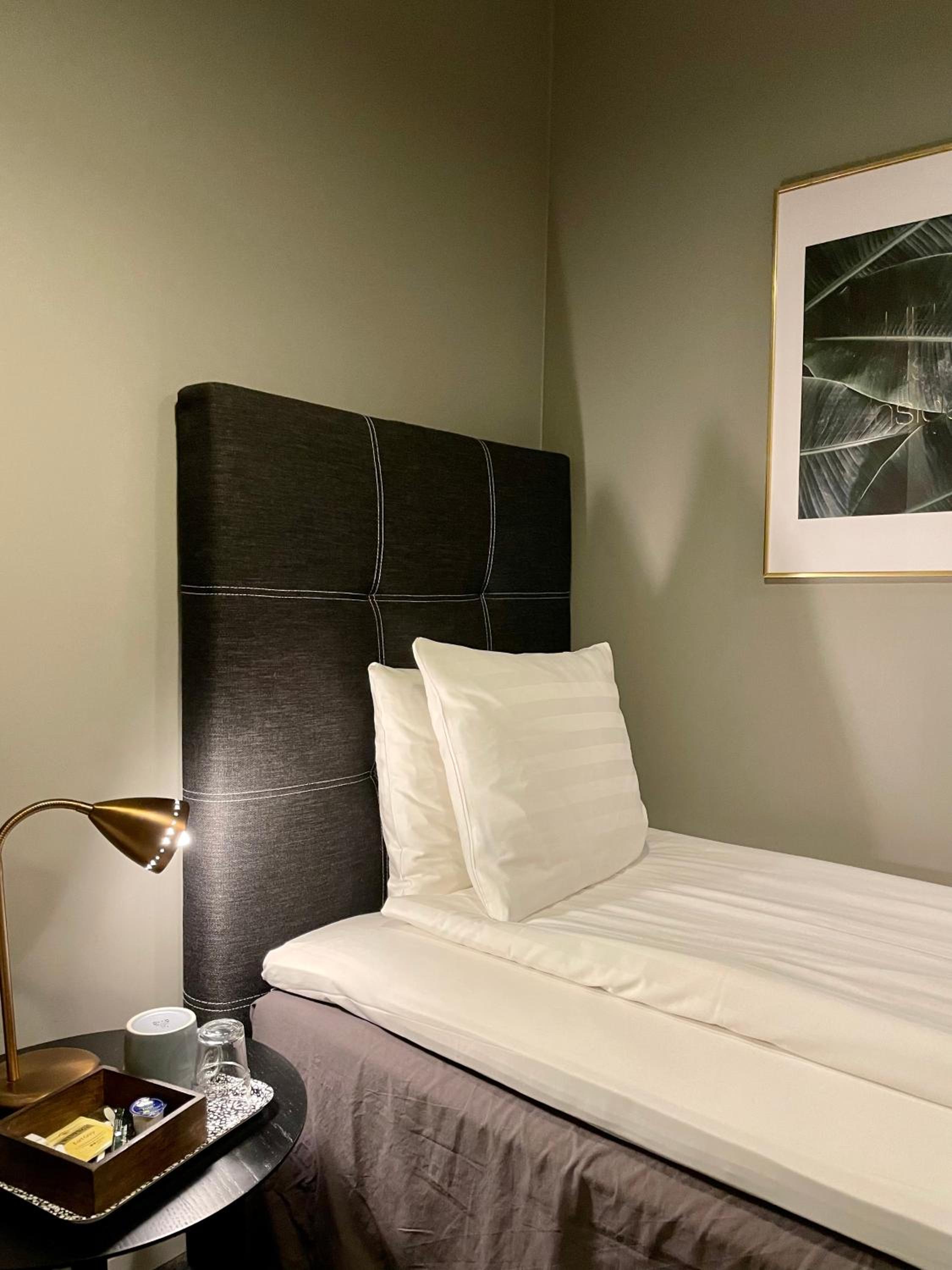 Single Room with Private Bathroom (No window) - Photo 2