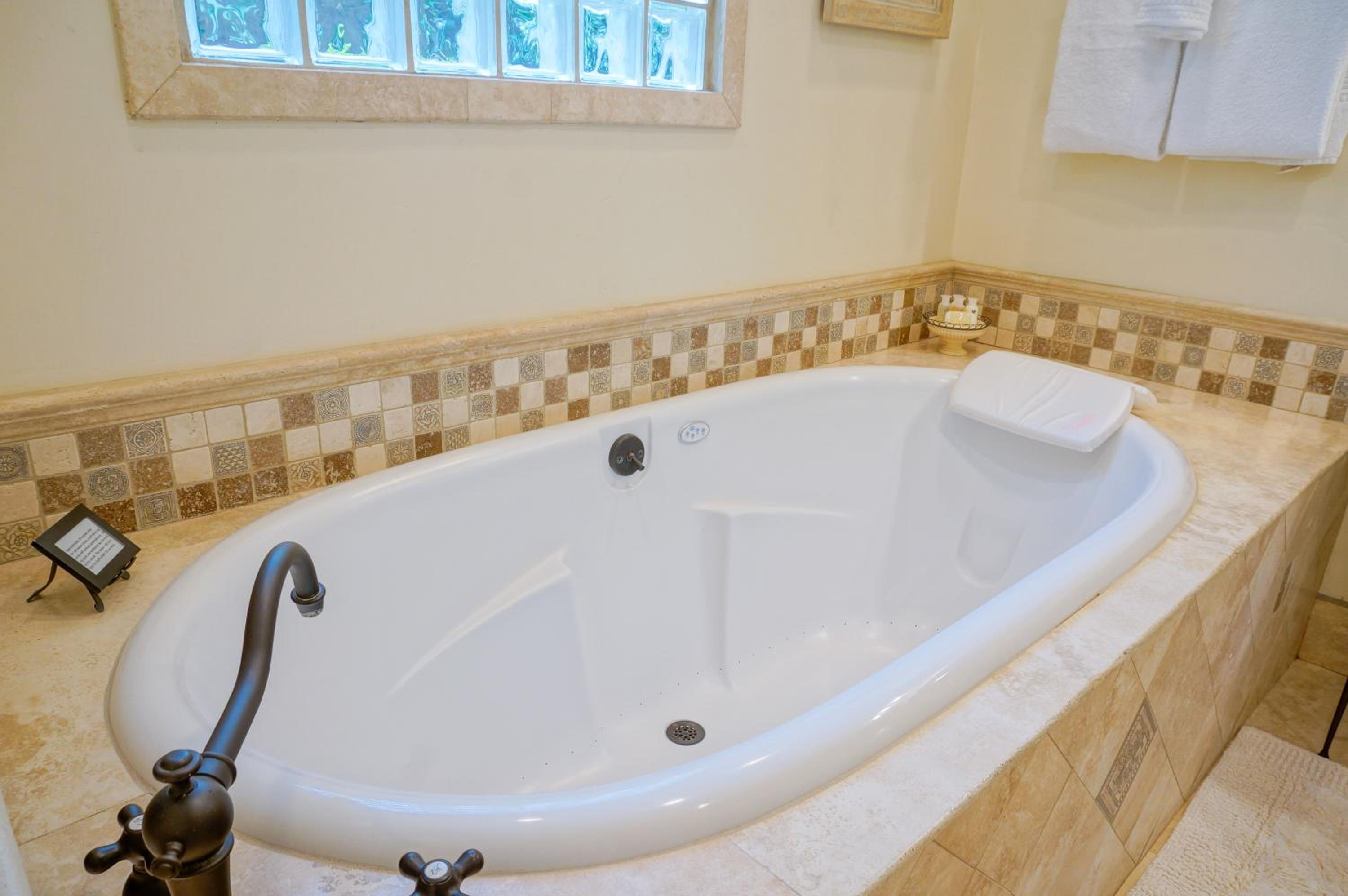 Deluxe King Room with Spa Bath - 2A - Photo 9