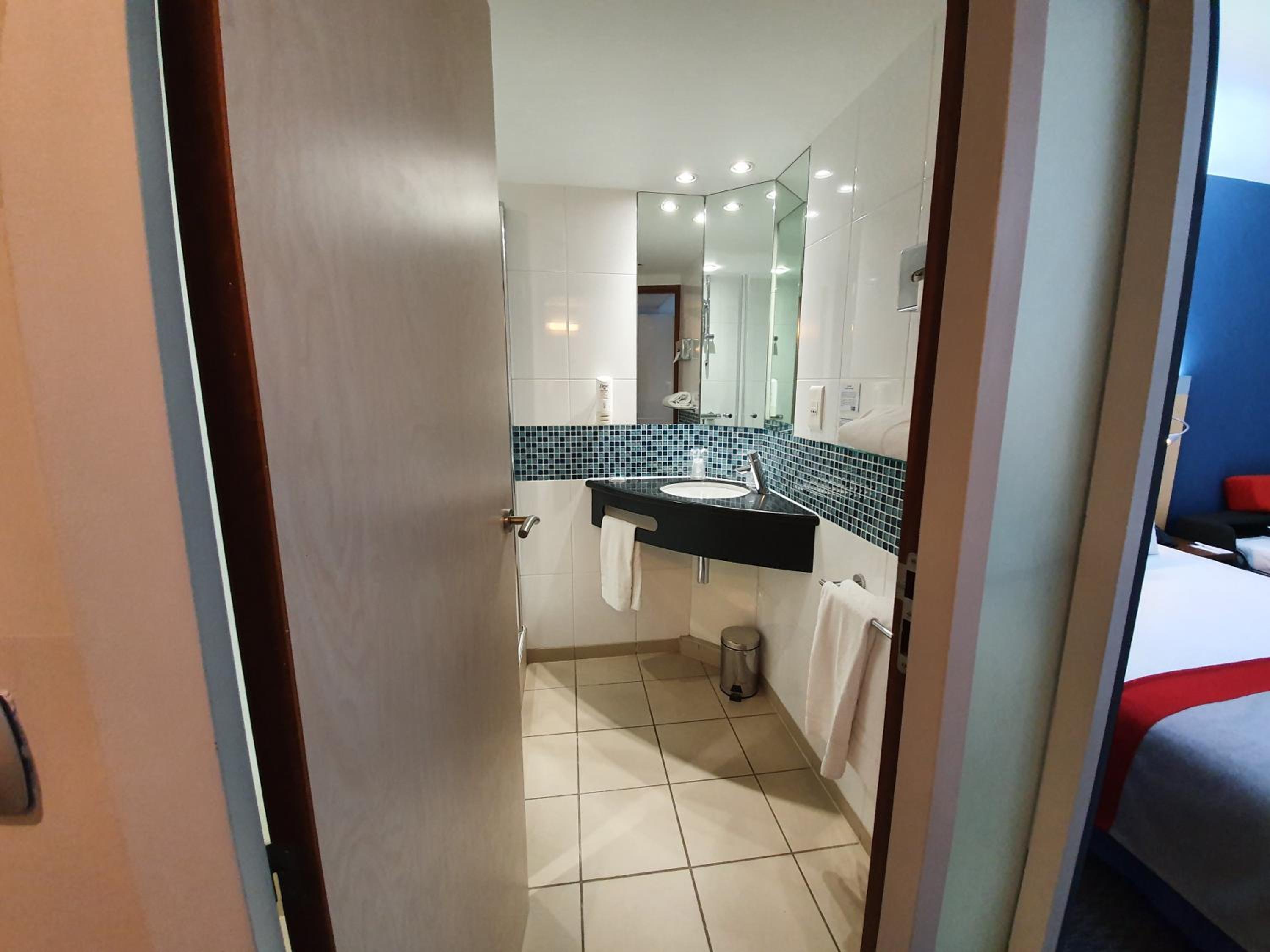 Twin Room with Canal View thumbnail 6