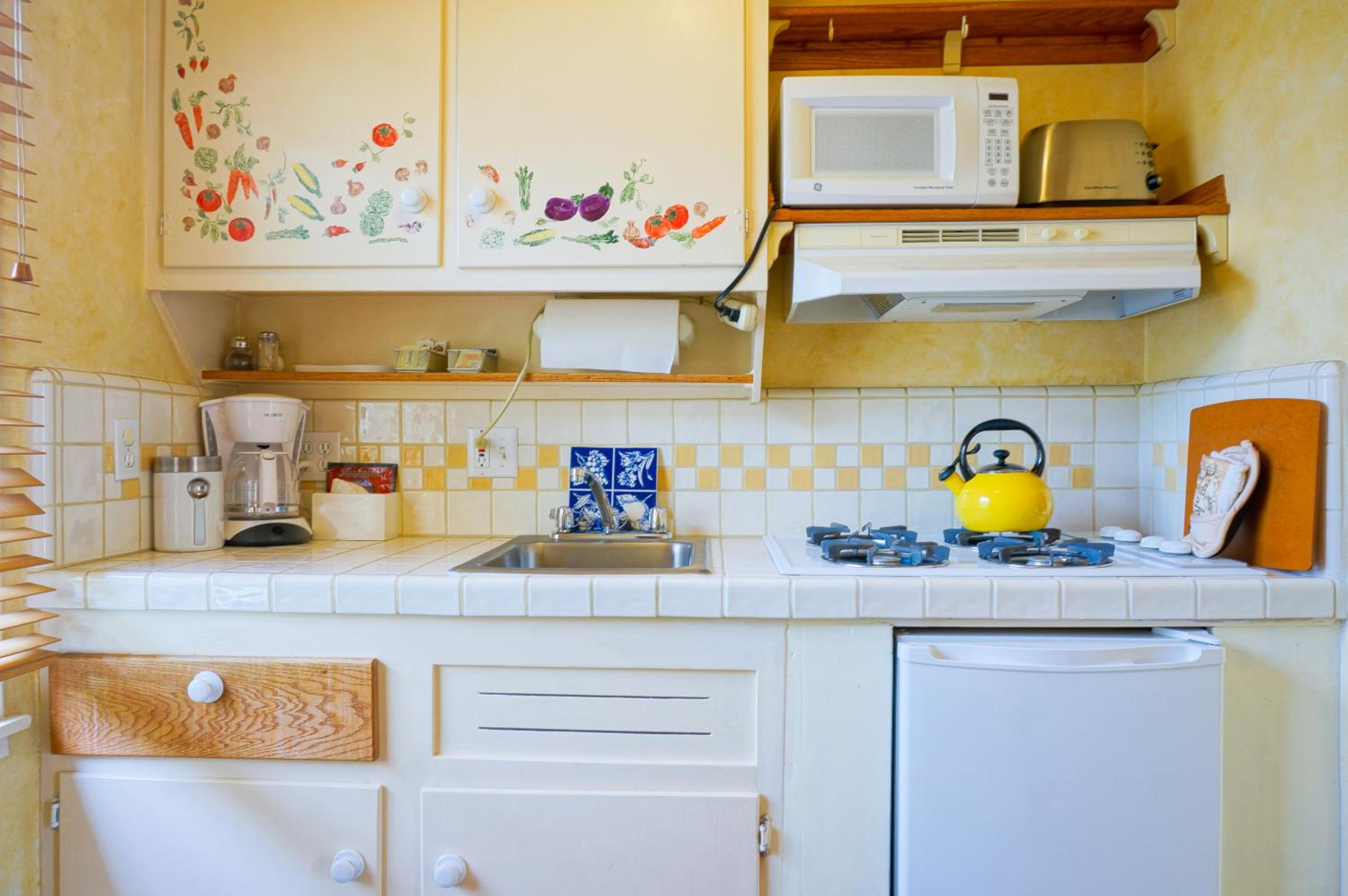 Queen Studio with Kitchen - Five - Photo 5
