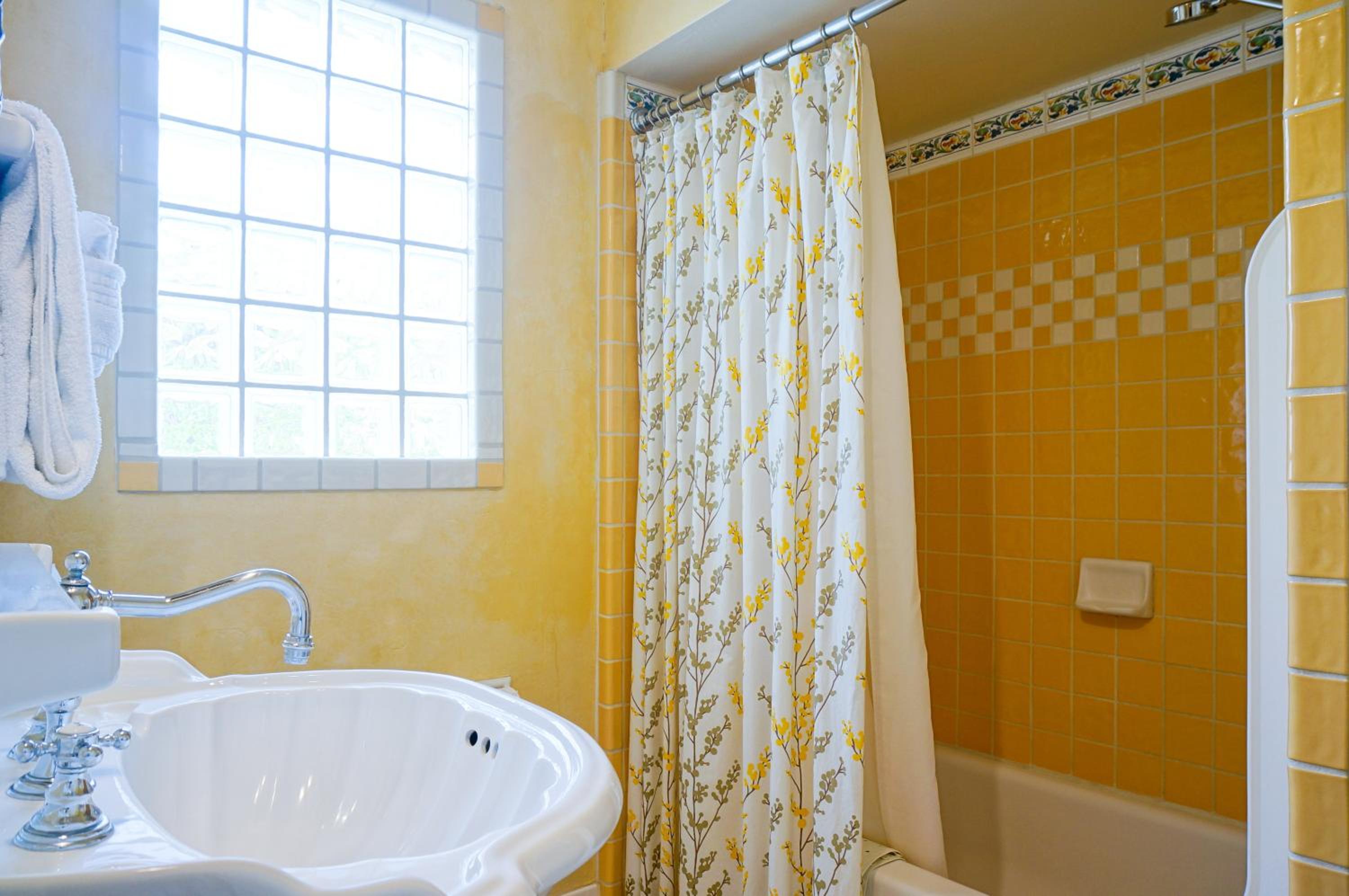 Queen Studio with Kitchen - Five - Photo 2