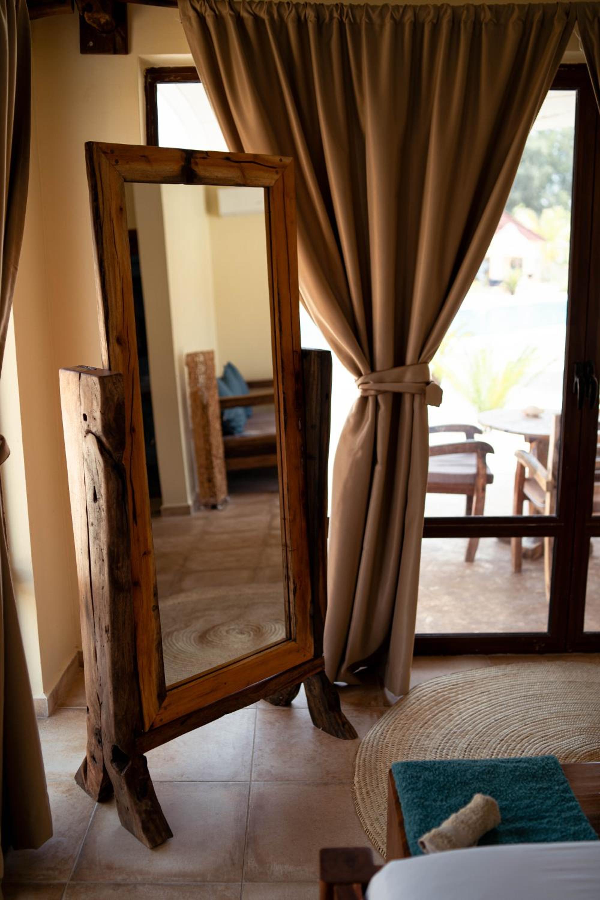 Suite with Pool View - Photo 4