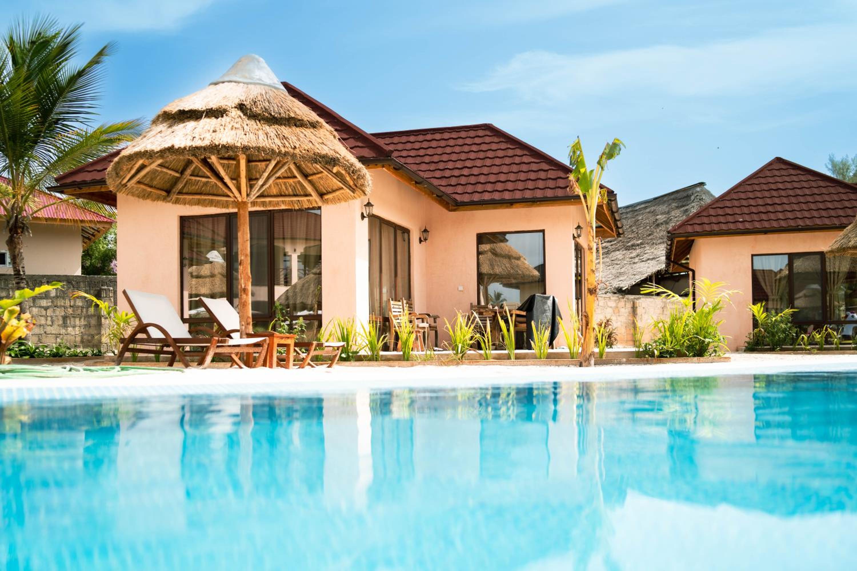 Suite with Pool View - Photo 6