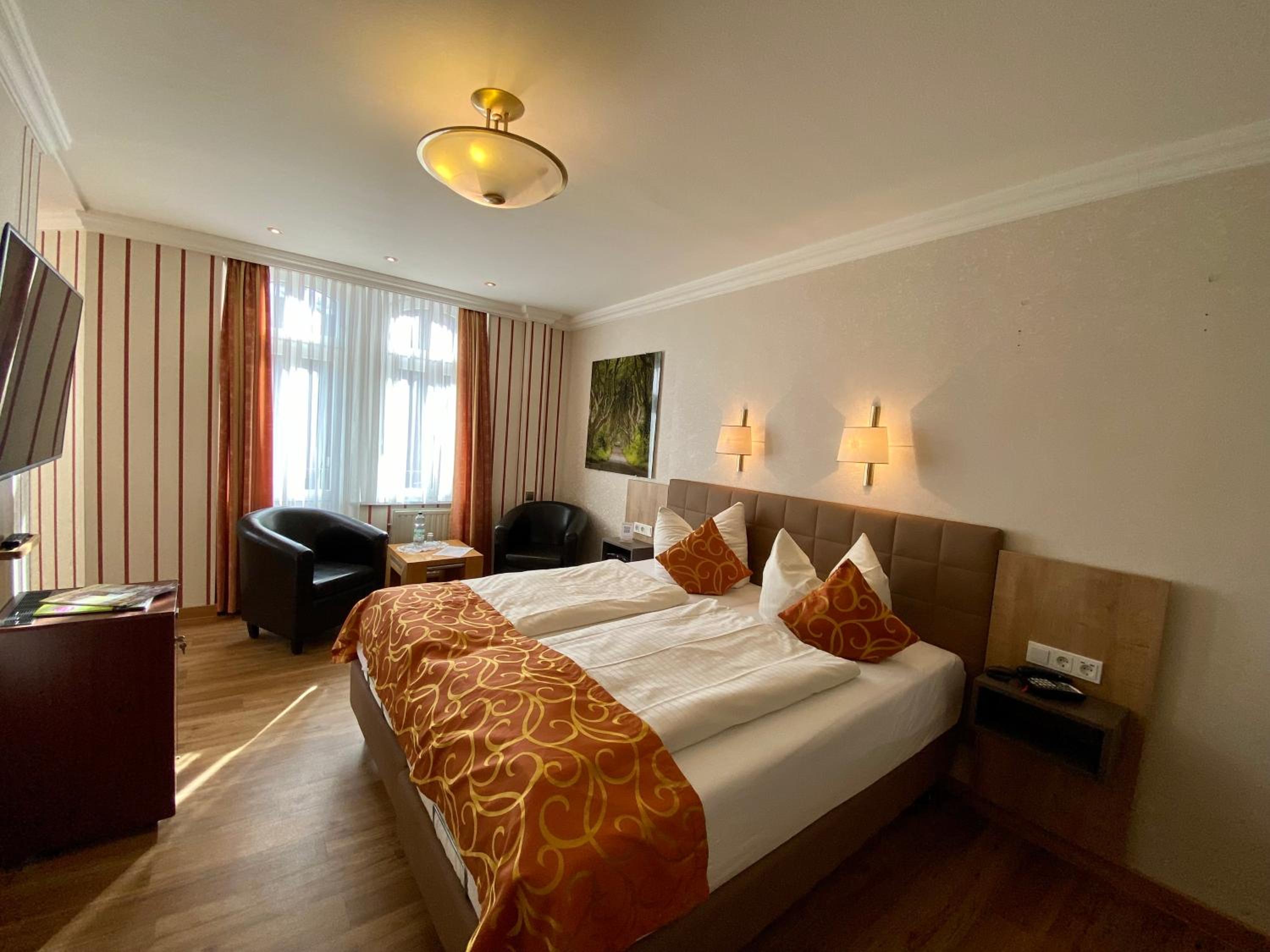Double Room with Bay Window and Balcony photo 3