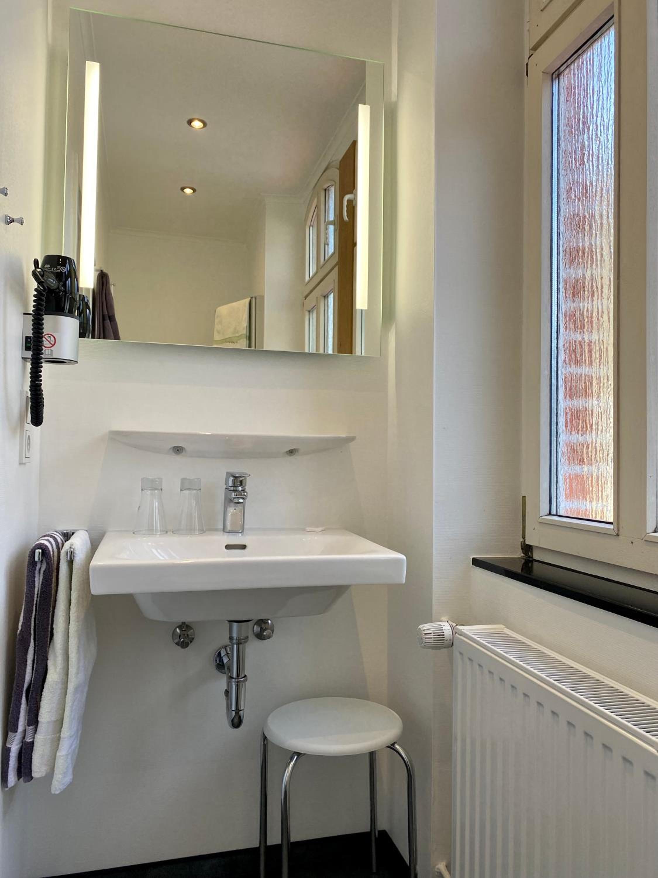 Double Room with Bay Window and Balcony photo 2