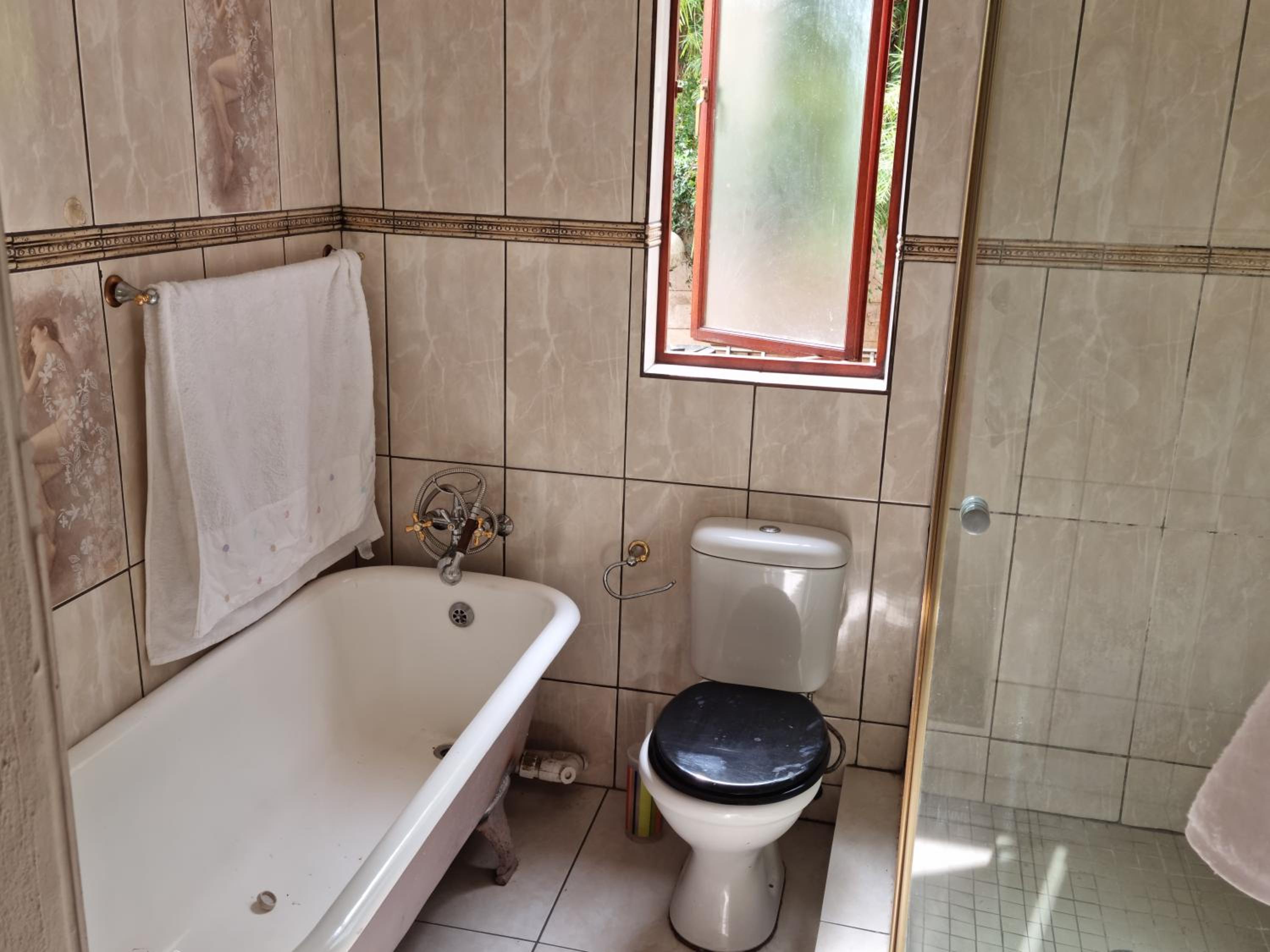 Deluxe Room (2 Adults + 1 Child) - Photo 2