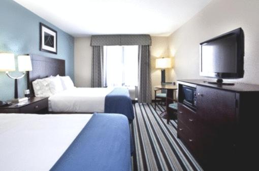 Standard Queen Room with Two Queen Beds - Communications Accessible photo 3