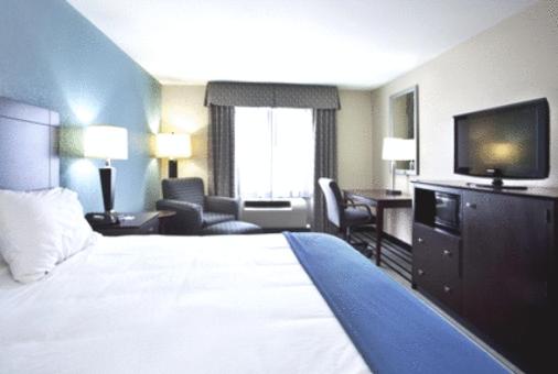 Queen Room with Two Queen Beds Hearing Accessible with Roll-In Shower - Non-Smoking photo 3