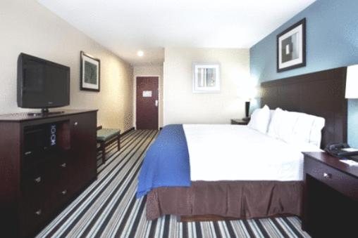 King Suite - Non-Smoking - Photo 5