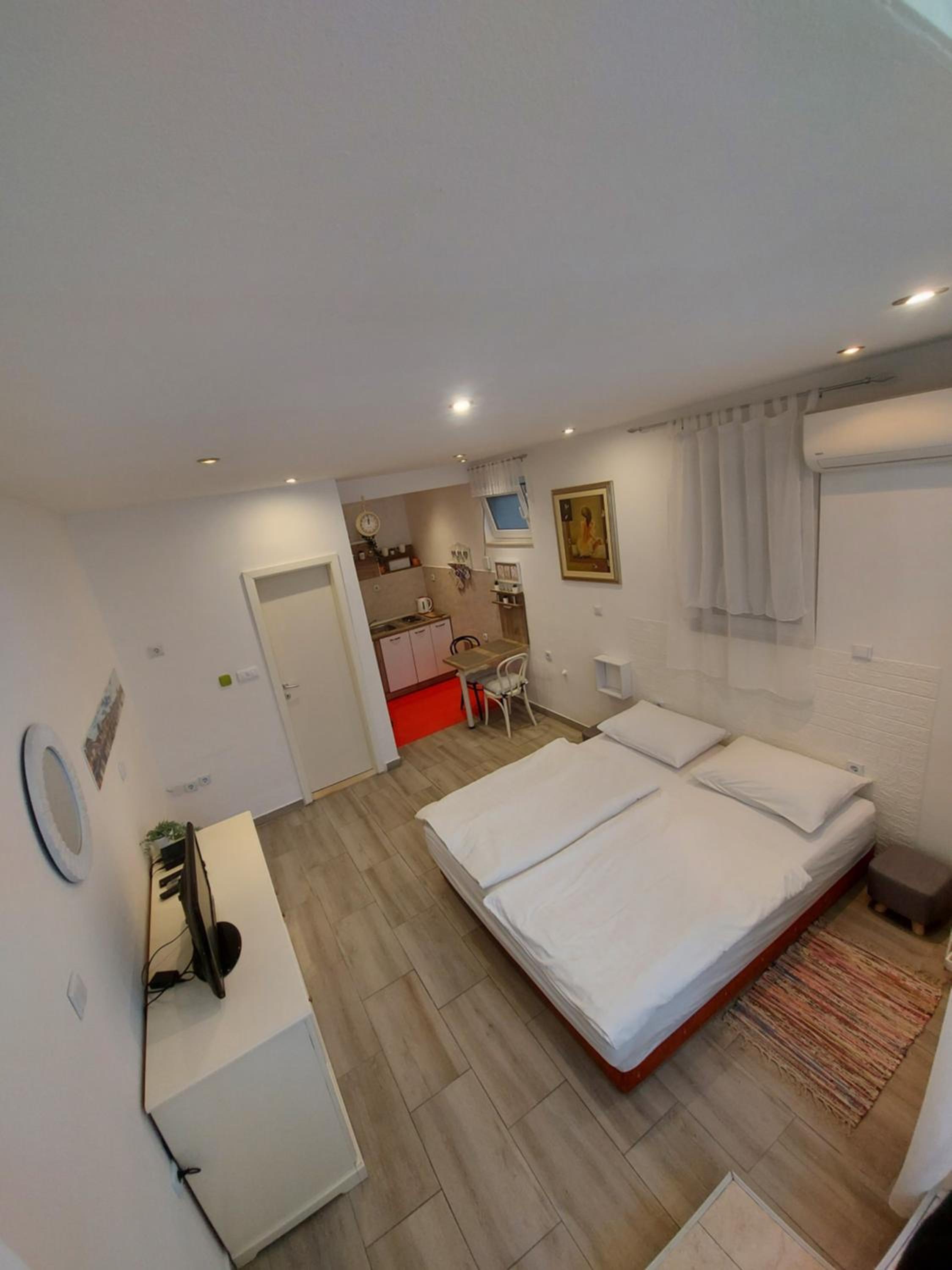 Studio Apartment - Photo 24
