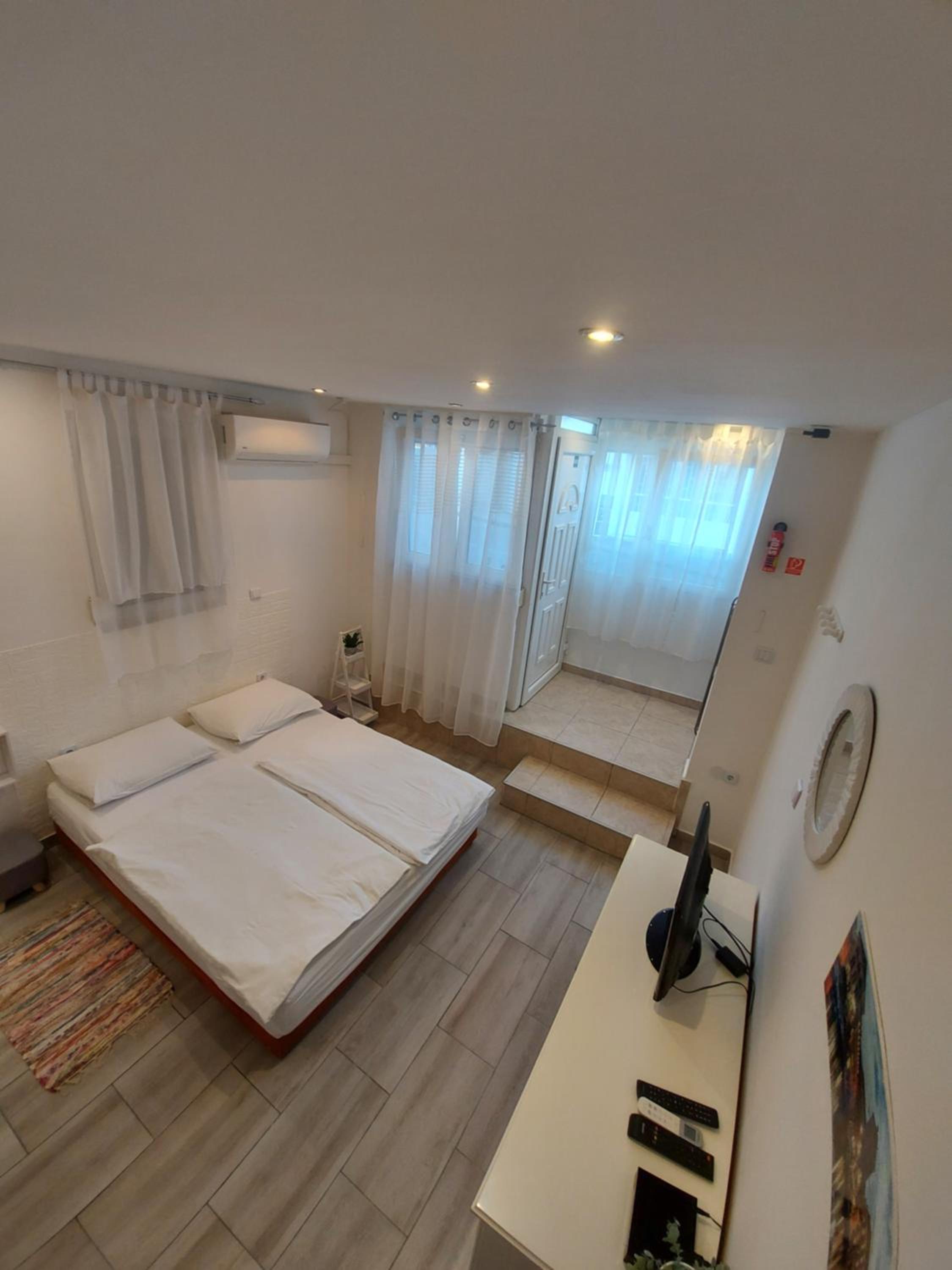 Studio Apartment - Photo 27