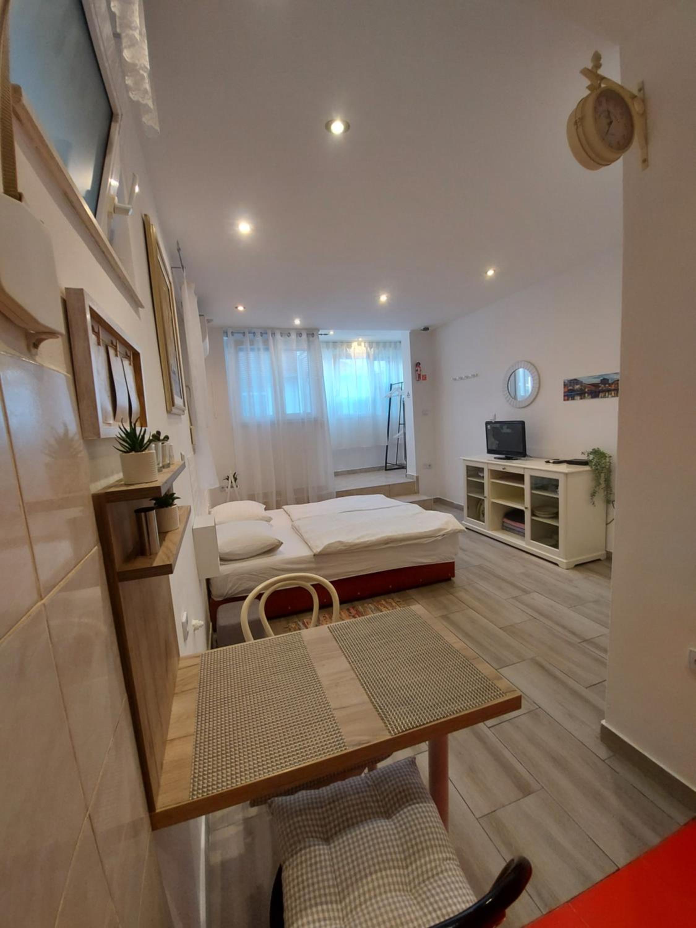 Studio Apartment - Photo 29