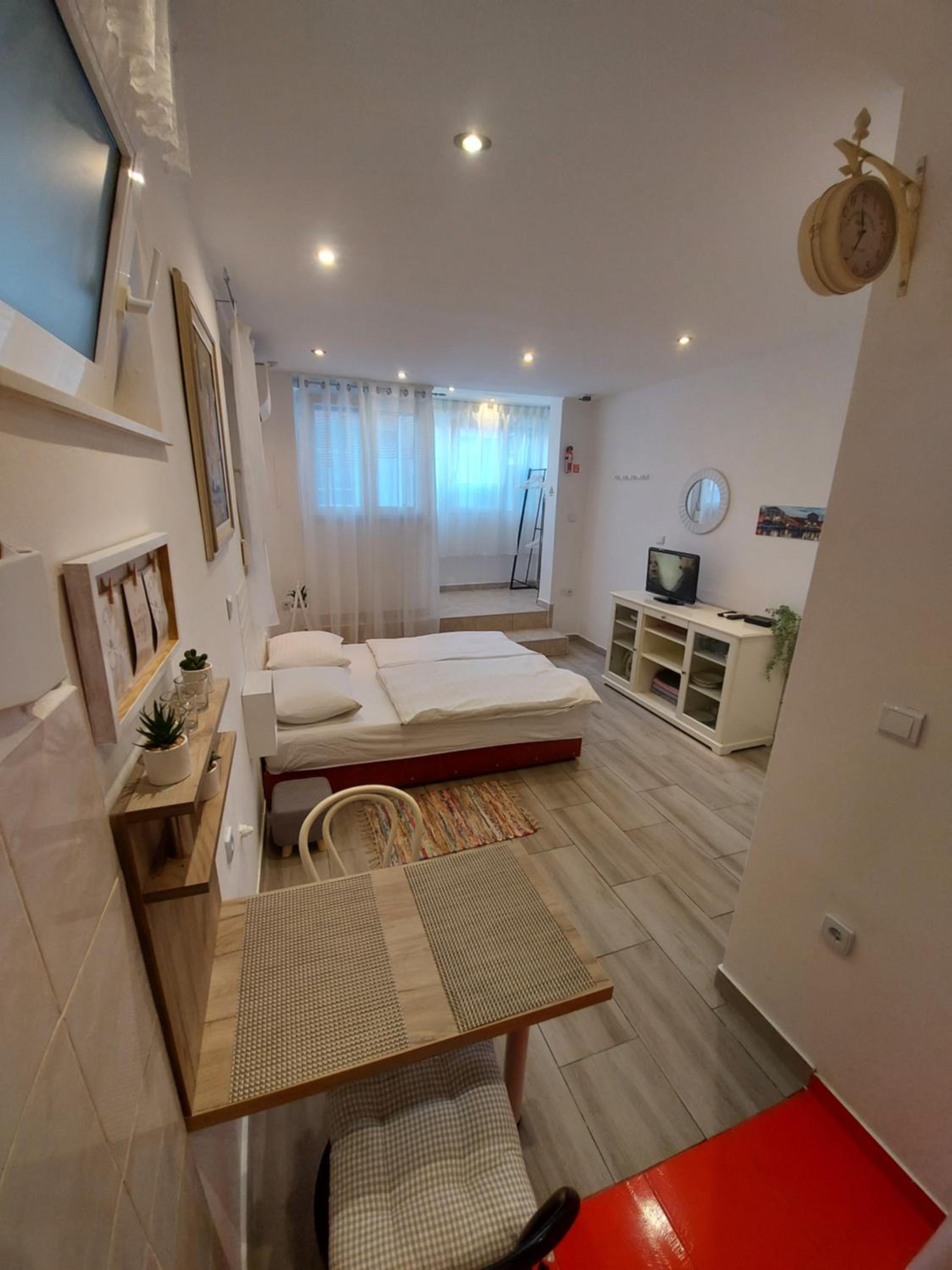 Studio Apartment - Photo 4