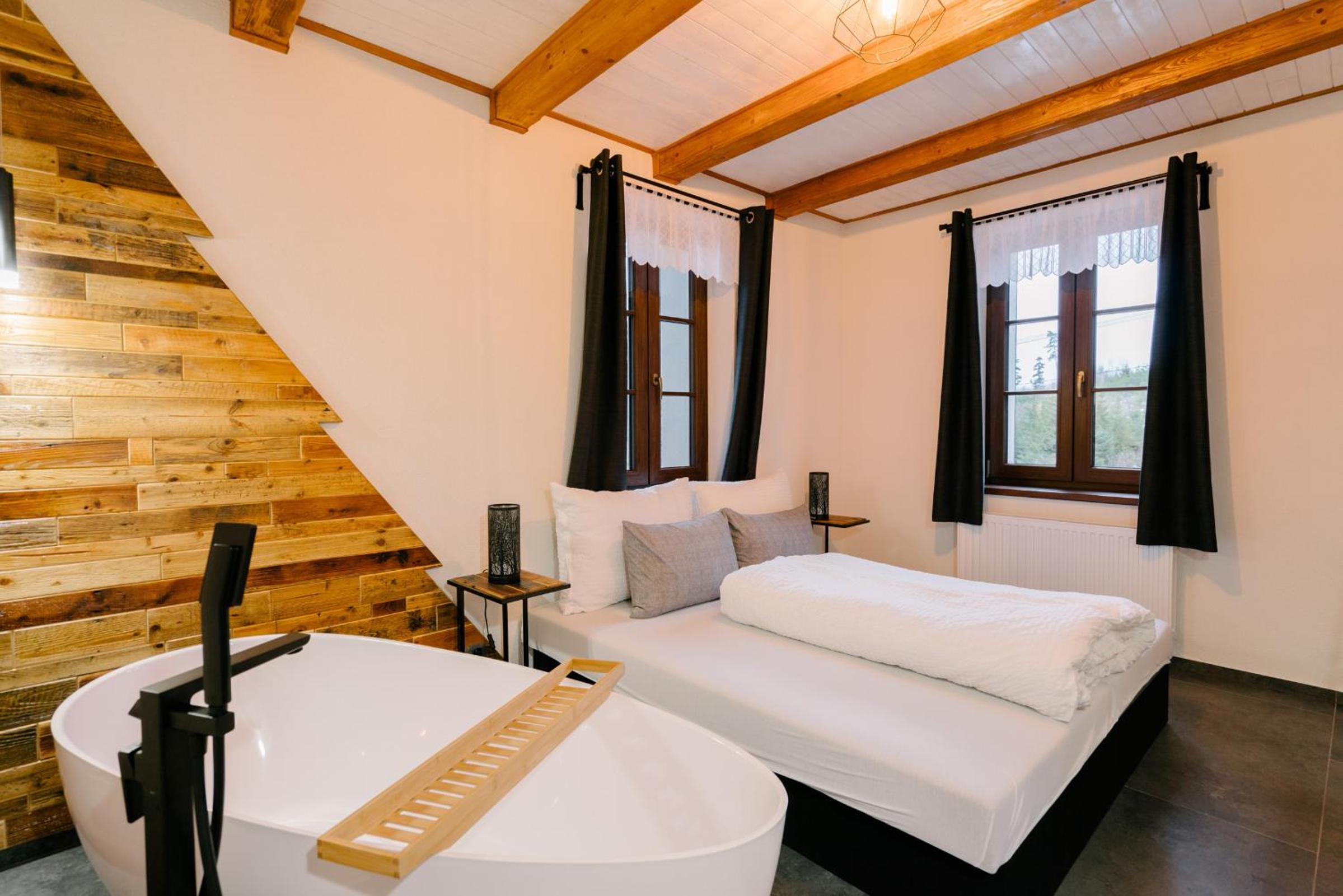 Deluxe Double Room with Bath photo 1