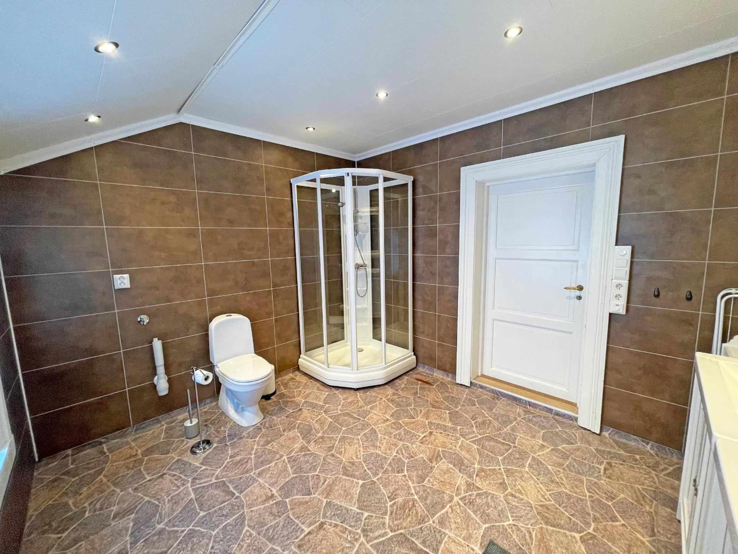 Three-Bedroom Apartment - Photo 9