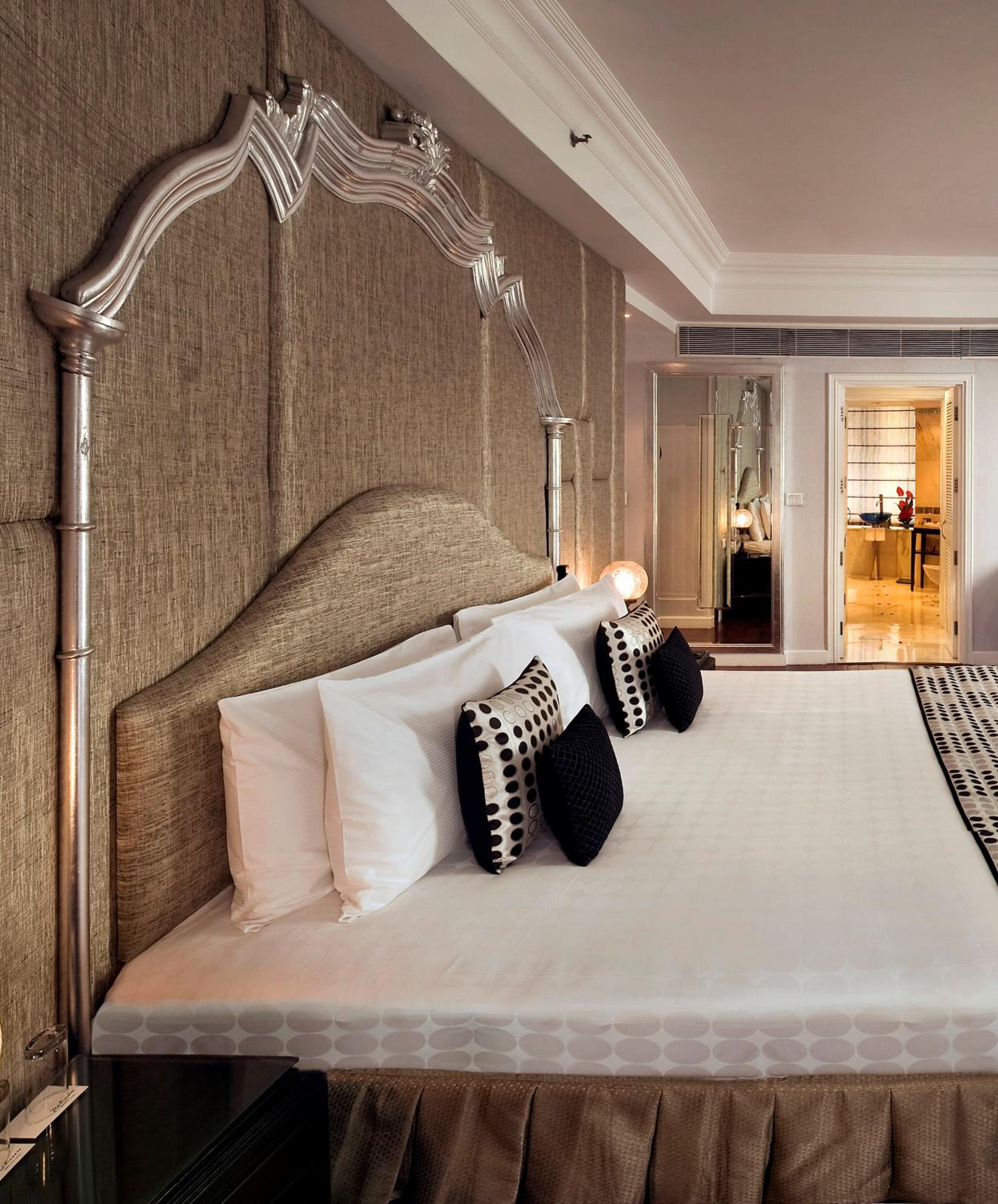 Crescent Suite with HI-Tea with cookies, 4–6 PM at SXVIII, 1+1 on select drinks, 6:30–8:30 PM @Links, 15% off on Food & Soft beverages photo