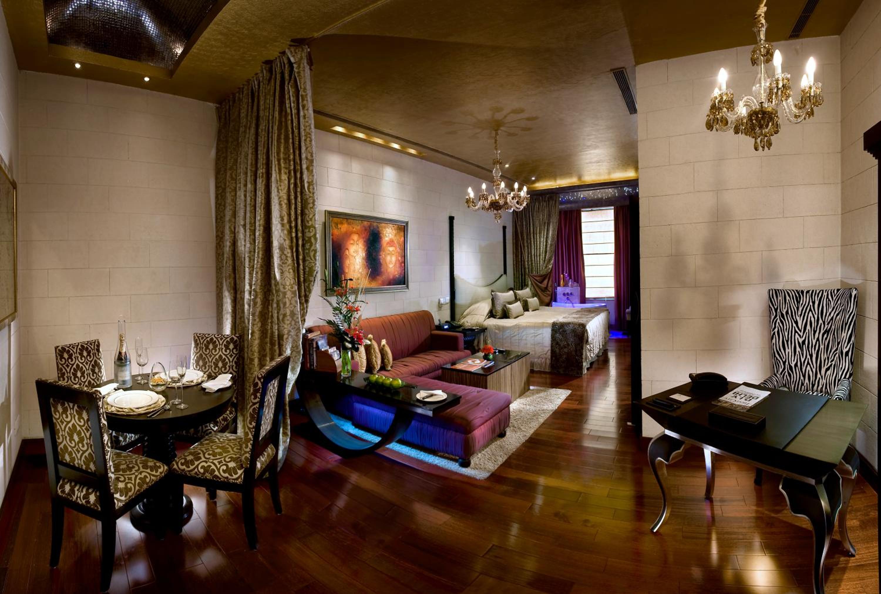 Prive Classic Room with HI-Tea with cookies, 4–6 PM at SXVIII, 1+1 on select drinks, 6:30–8:30 PM @Links, 15% off on Food & Soft beverages - Photo 4