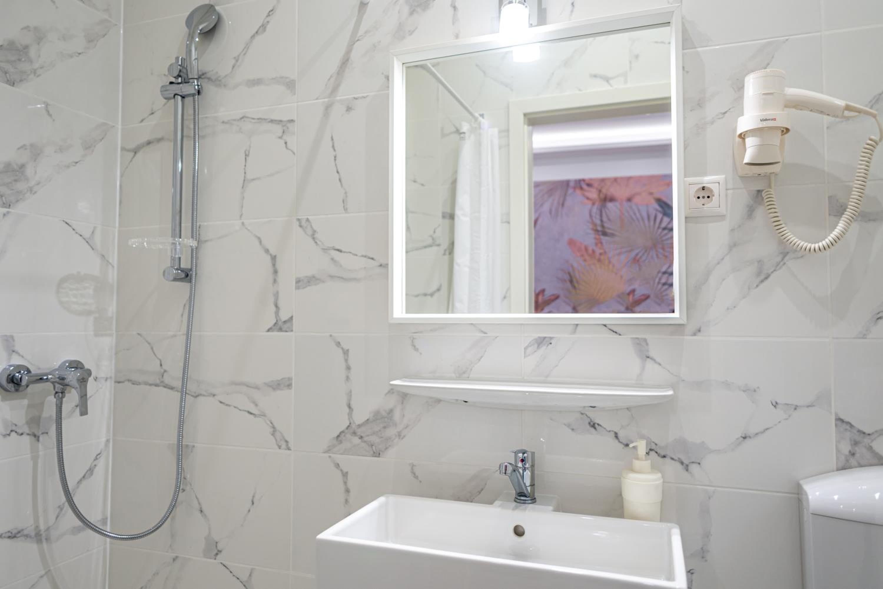 Twin Room with Shower - Photo 5