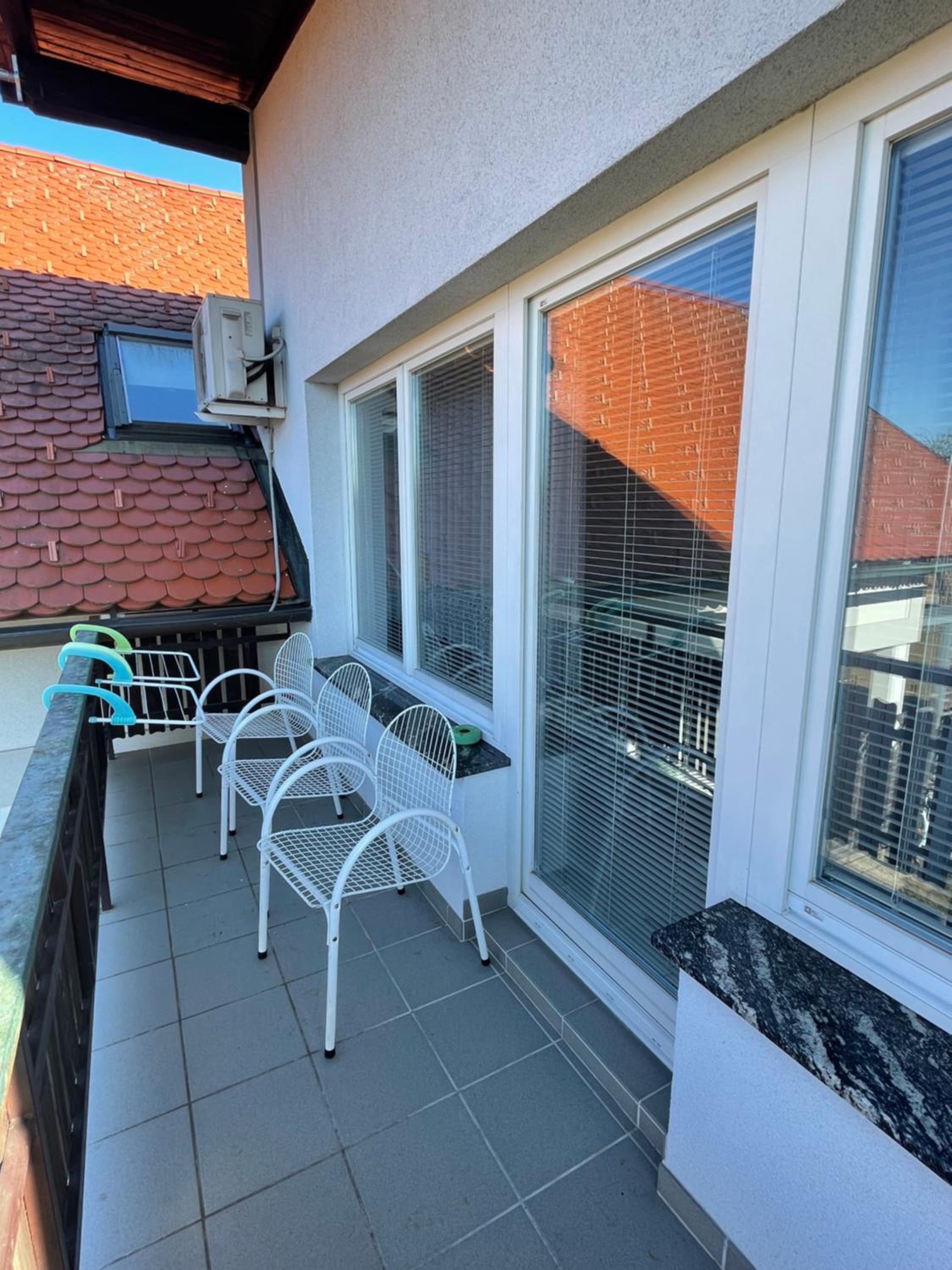 Apartment with Balcony - Photo 7