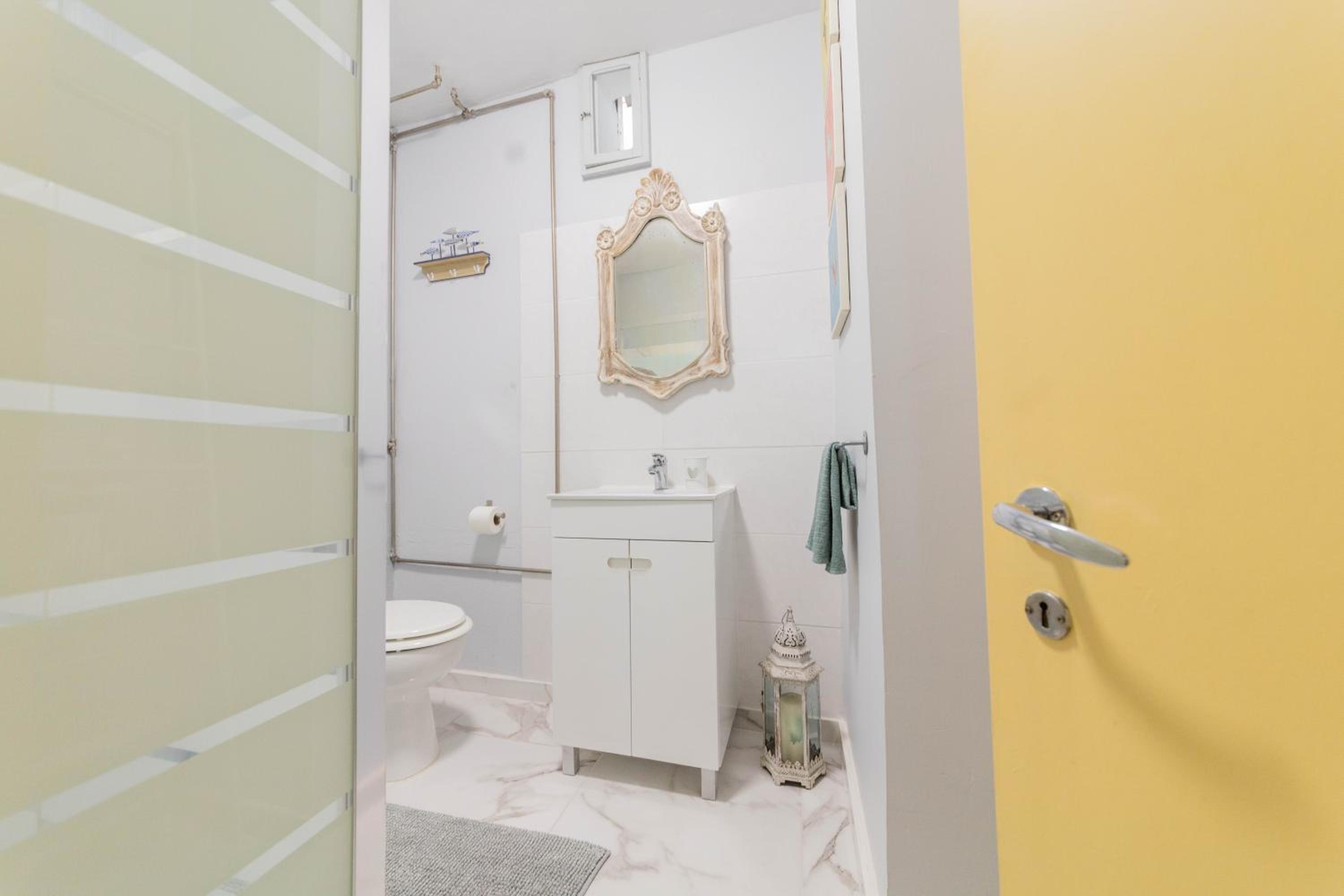 Twin Room with Private External Bathroom - Photo 3