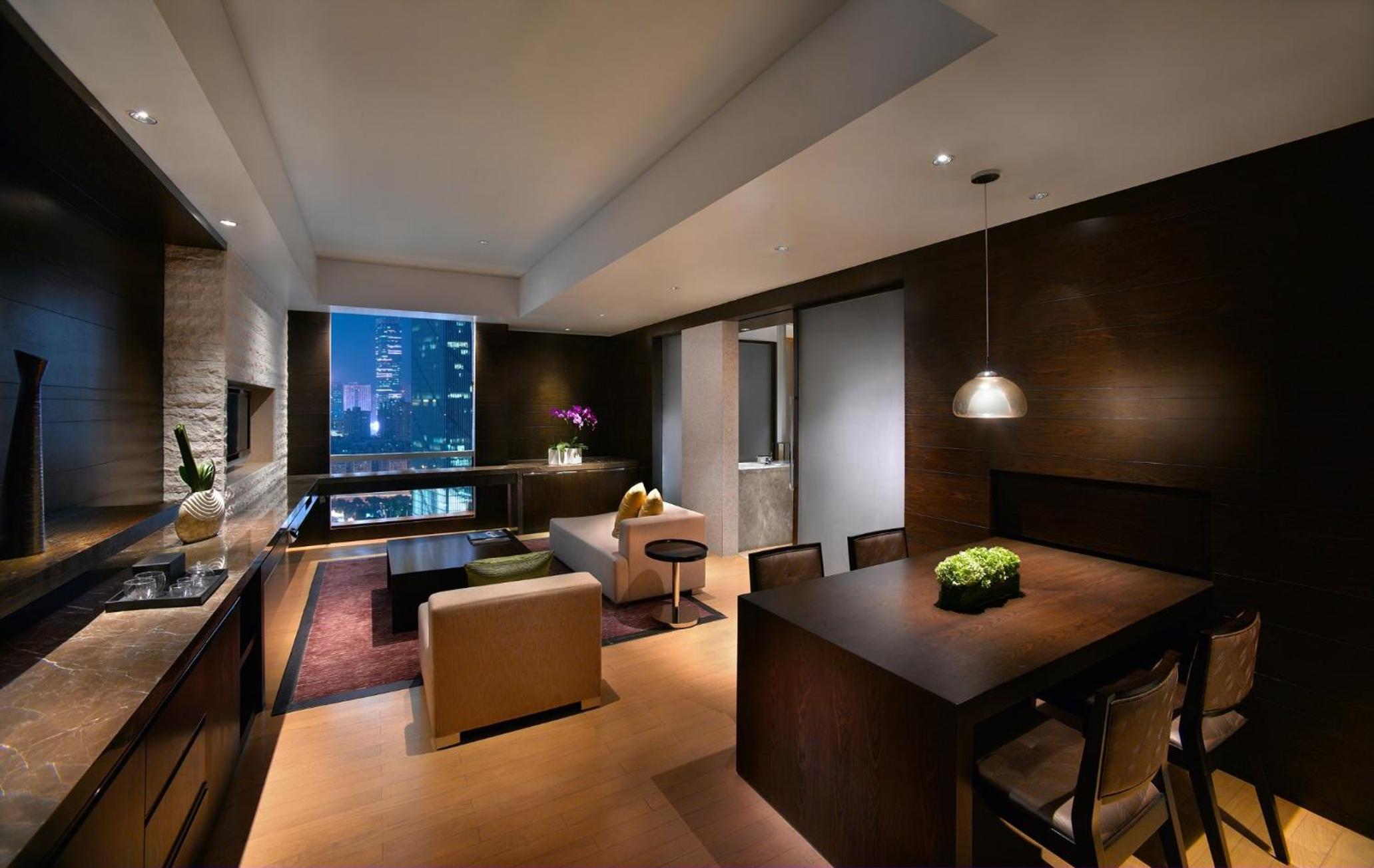 Grand Deluxe King Suite photo 1