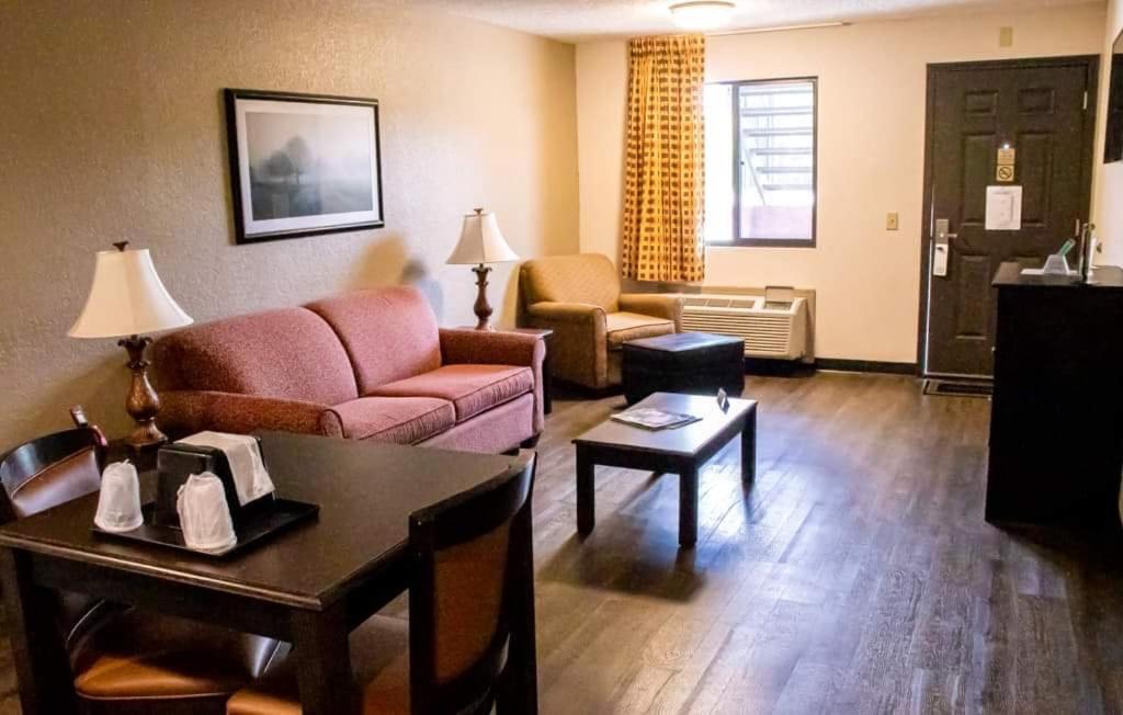 Queen Suite with Two Queen Beds and Sofabed - Non Smoking - Photo 1