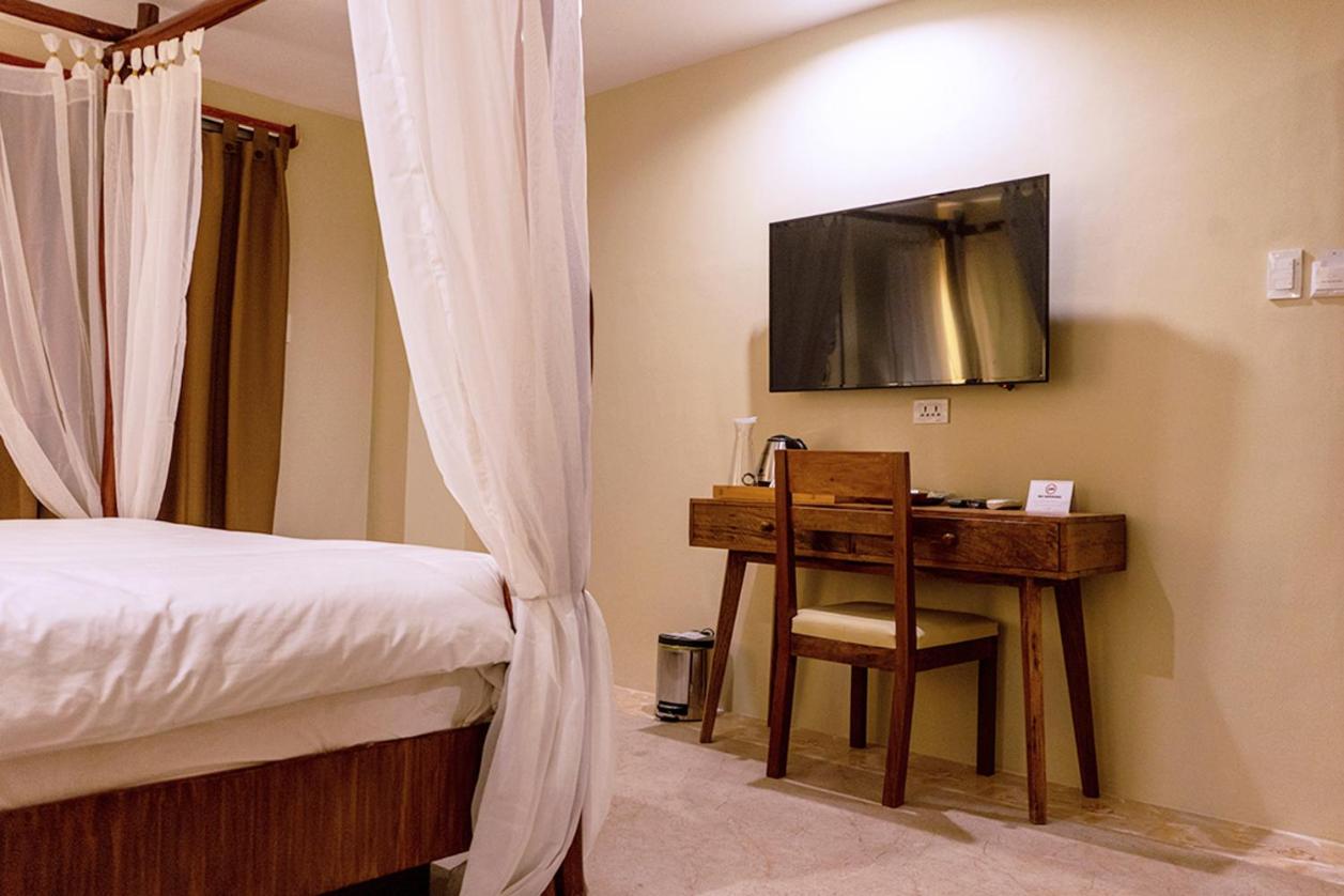 King Room with Balcony - Photo 3