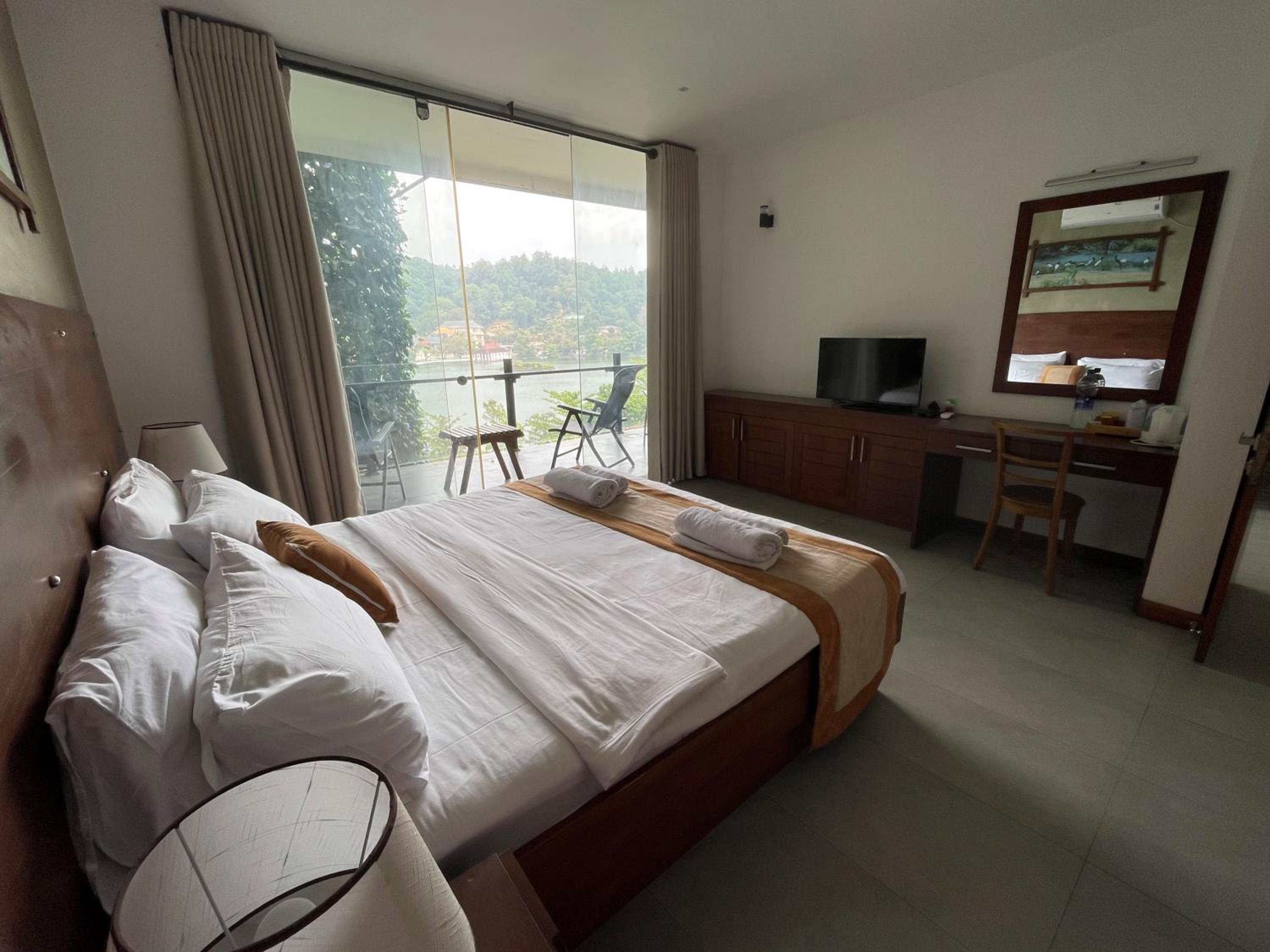 King Room with Lake View photo 2