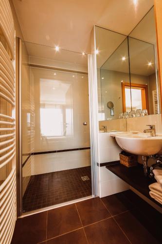 Double Room with Balcony (2 Adults + 1 Child) photo 3