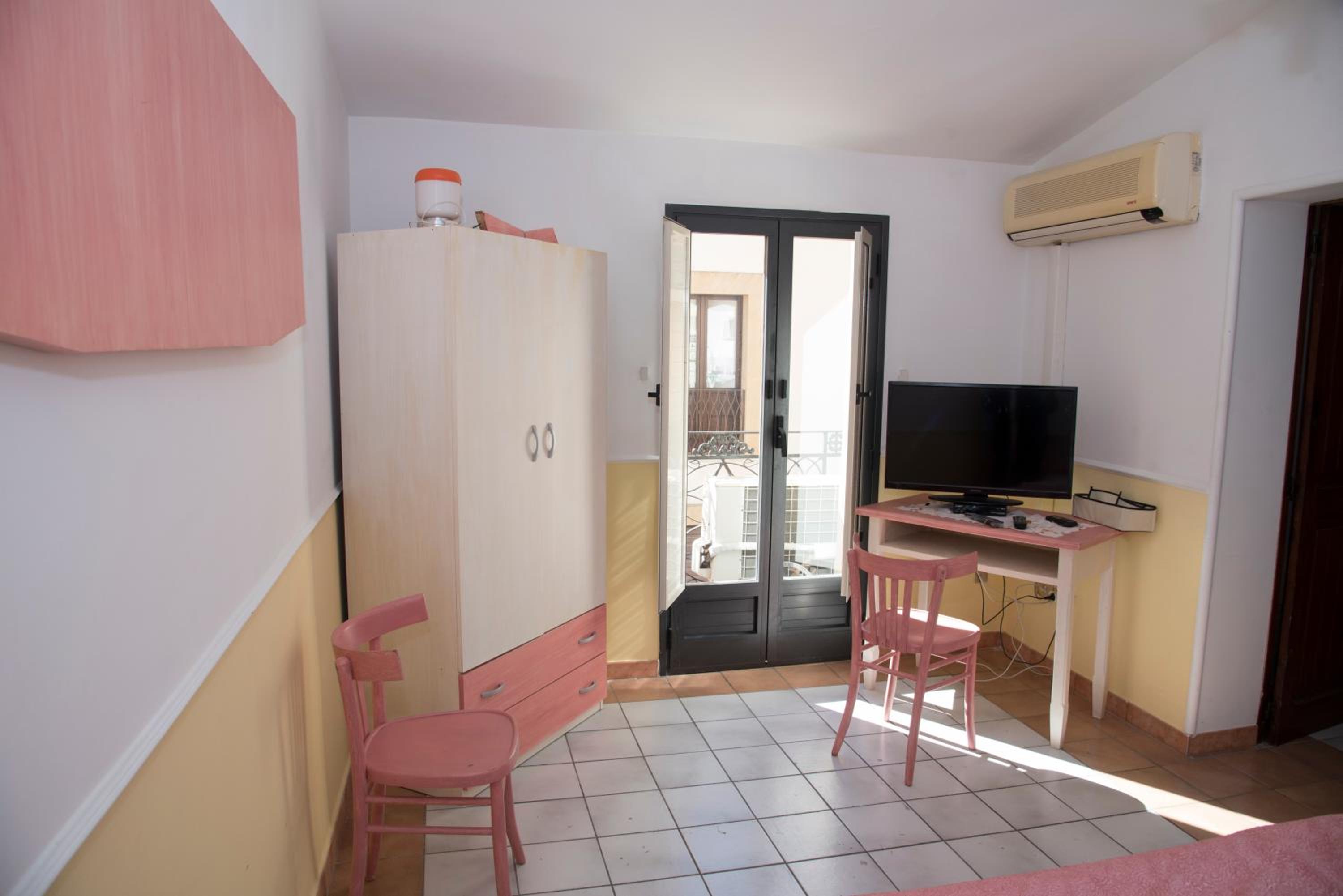One-Bedroom Apartment photo 2