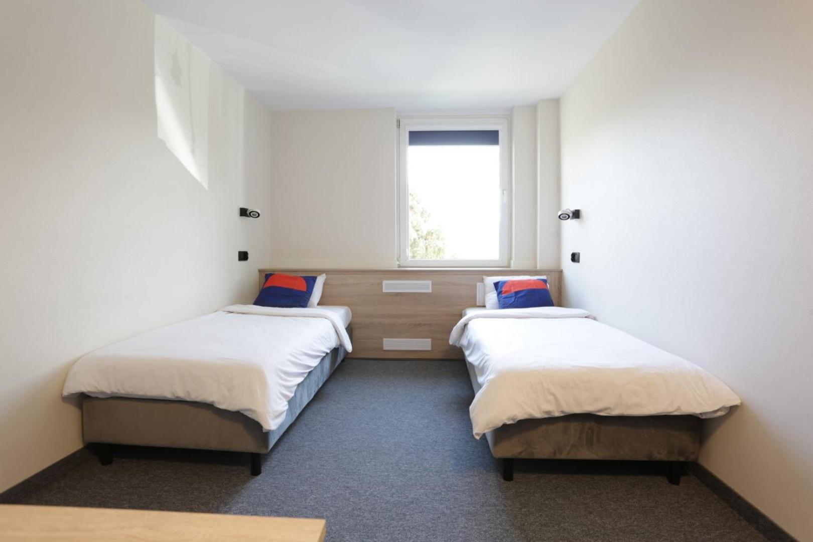 Twin Room with Shower - Photo 4