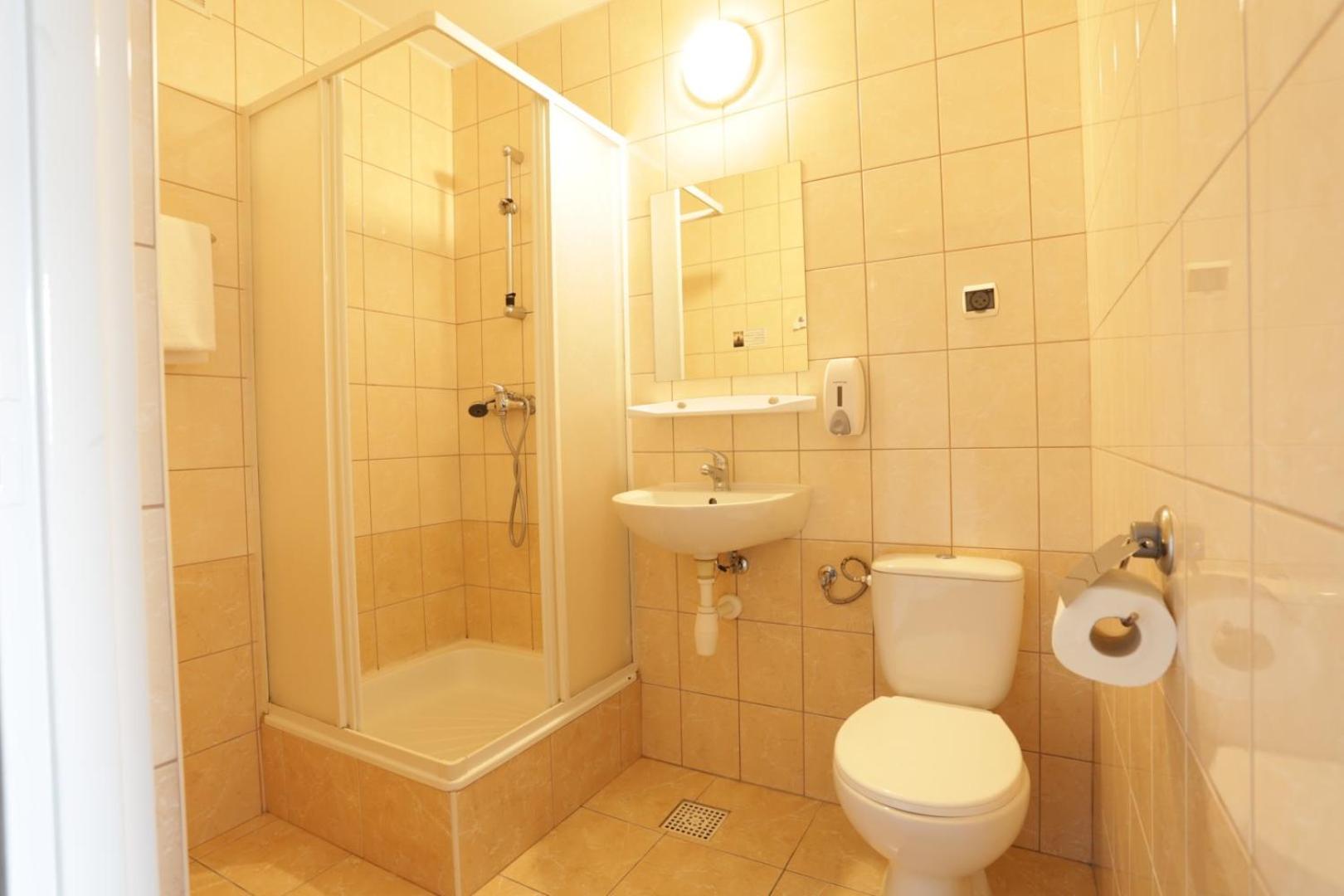 Twin Room with Shower - Photo 2