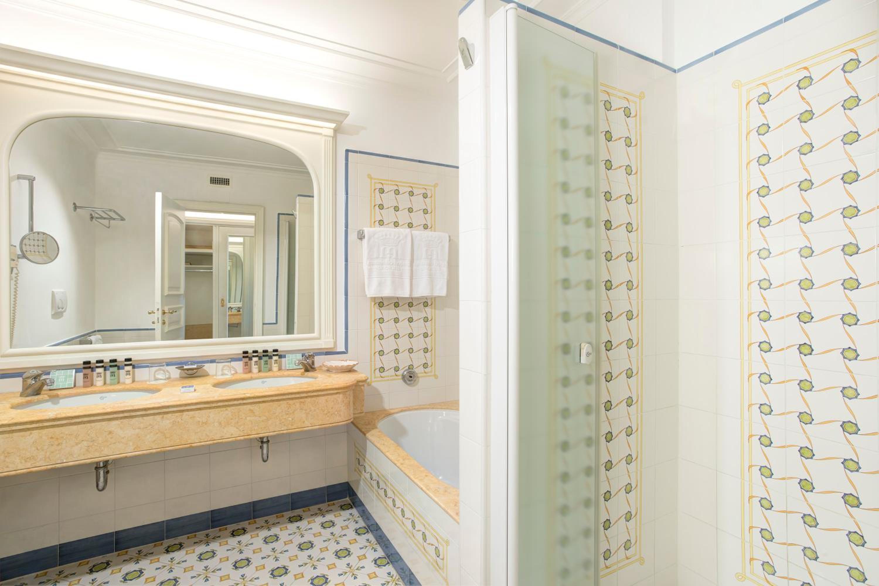 Deluxe Double or Twin Room - Photo 4