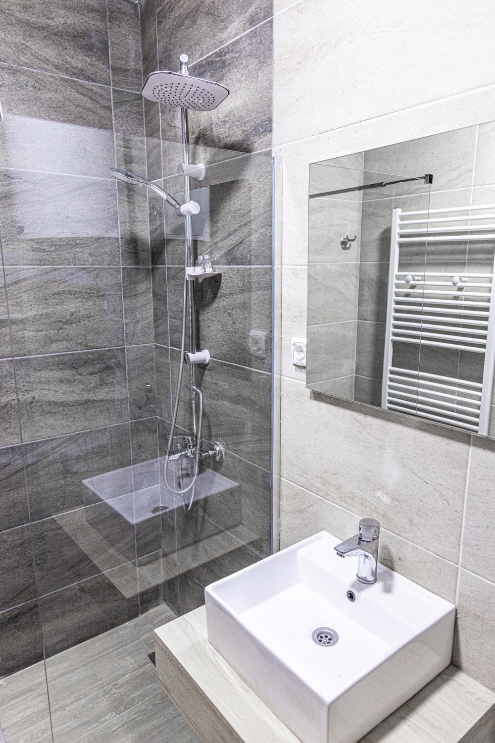 Double or Twin Room with Mountain View - Photo 3