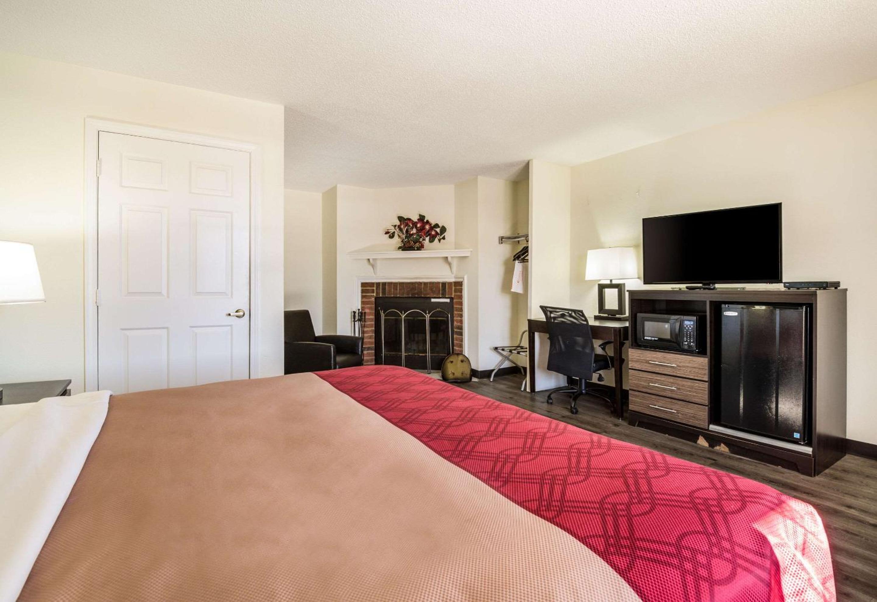 King Room with Hot Tub - Non-Smoking photo 2