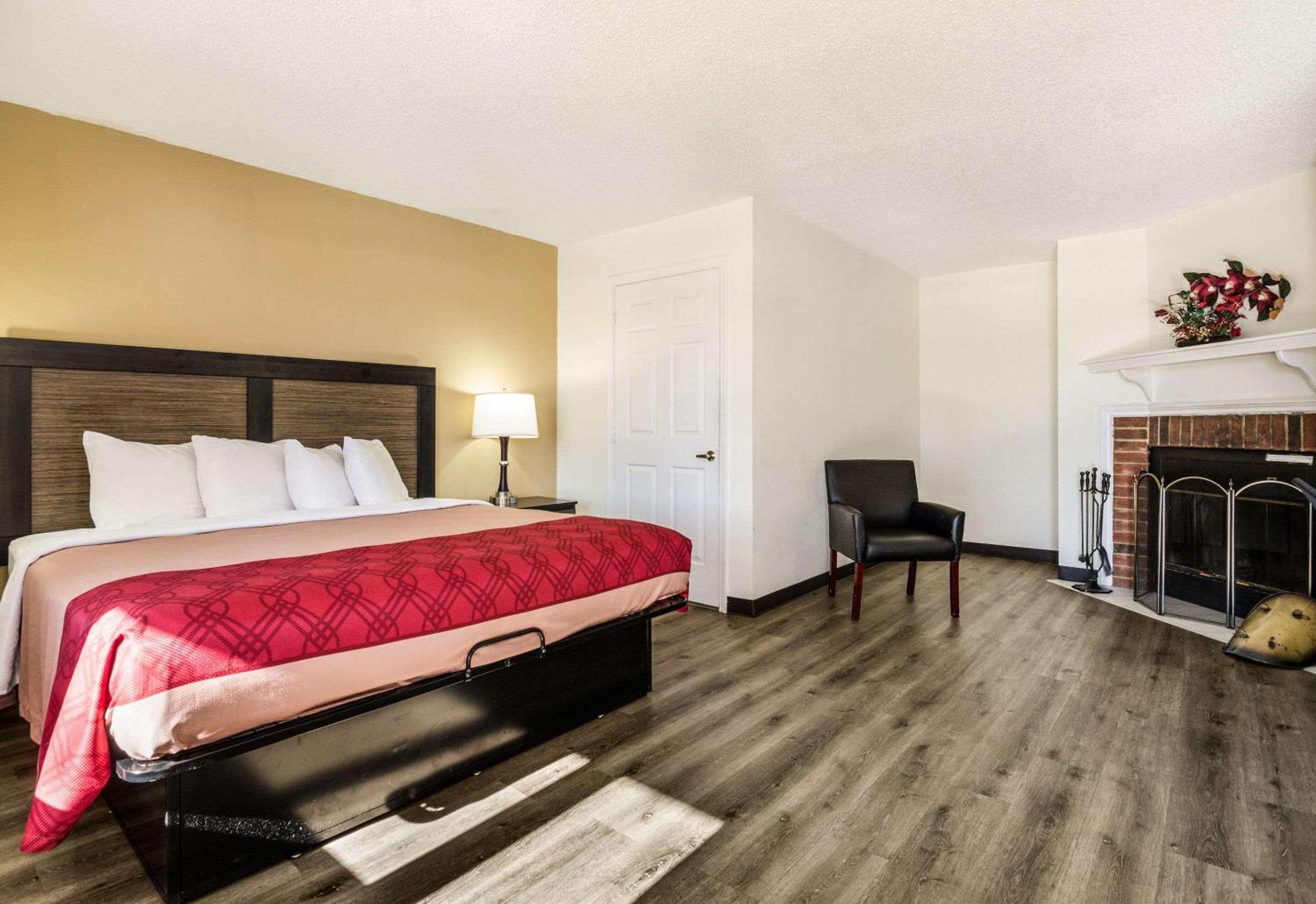 King Room with Hot Tub - Non-Smoking photo 1