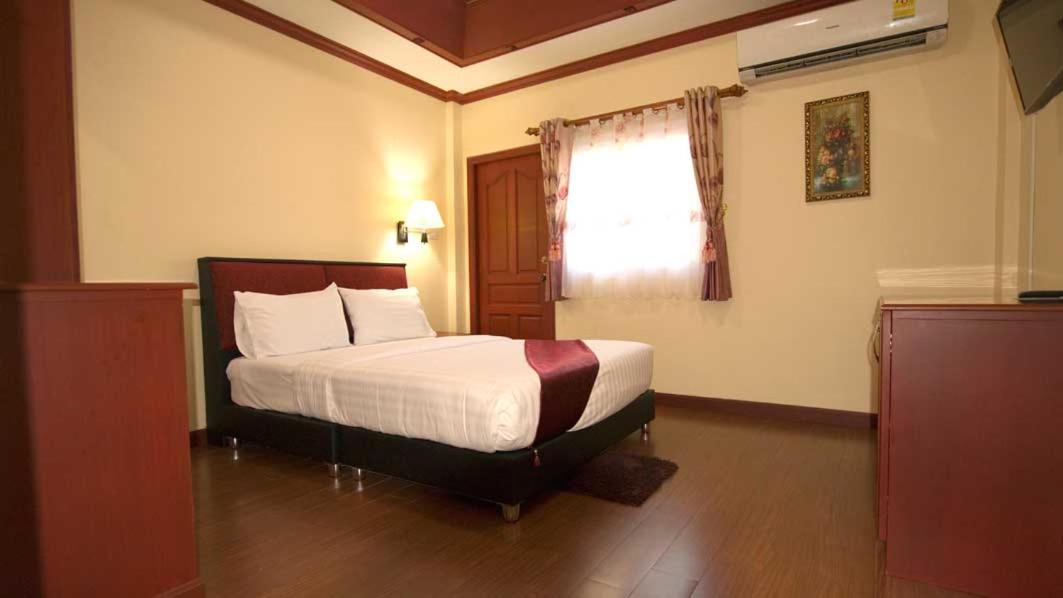 Queen Room with Balcony - Photo 1