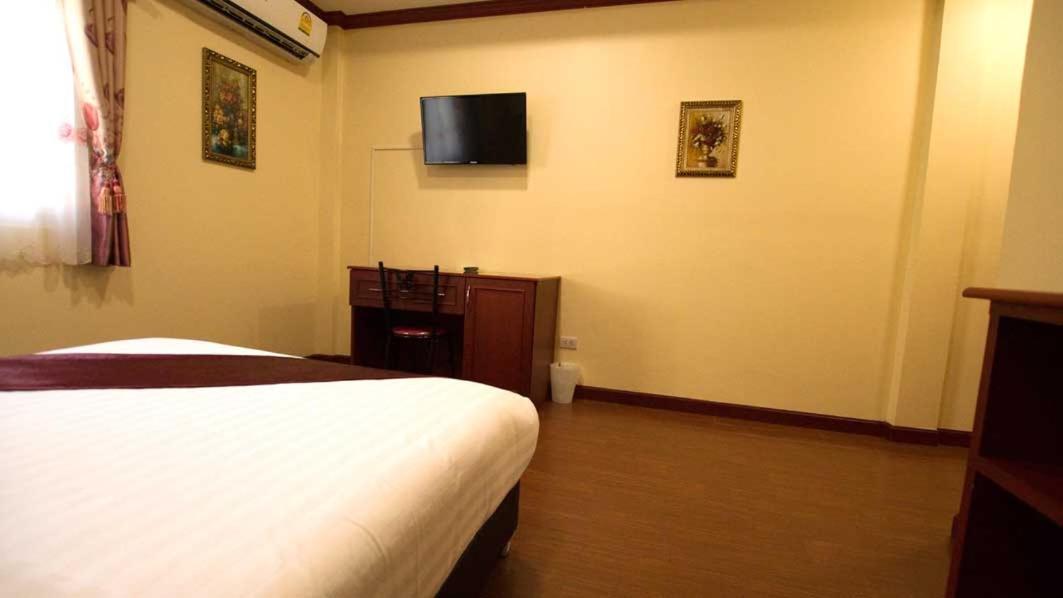 Queen Room with Balcony - Photo 3