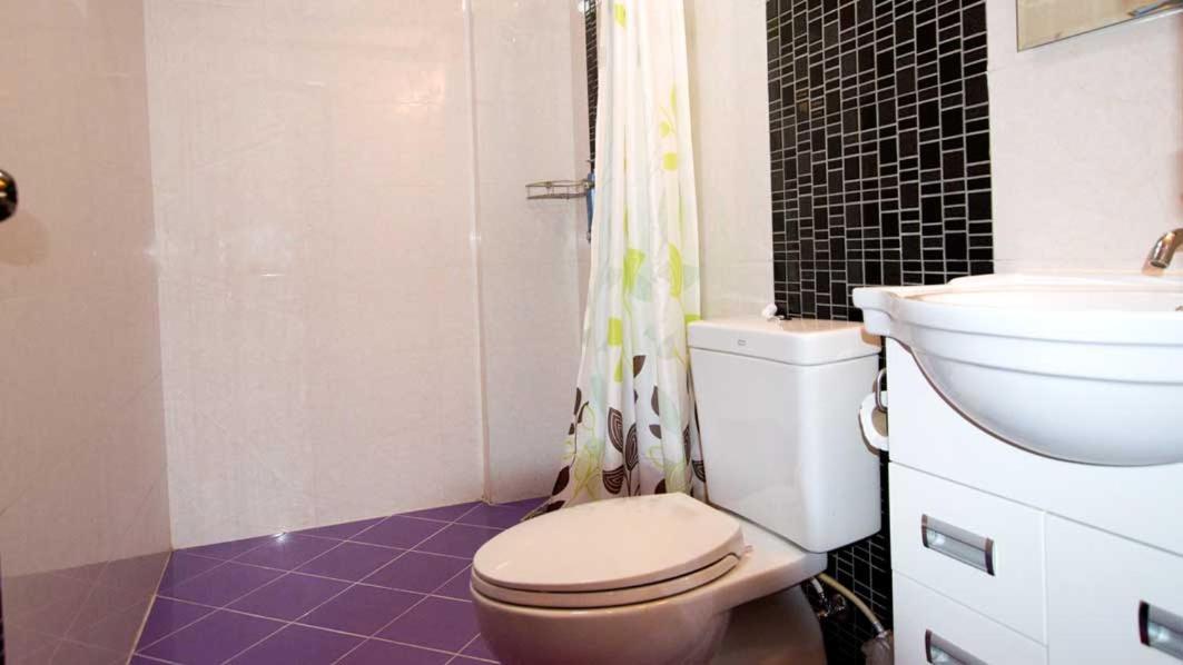Queen Room with Balcony - Photo 4