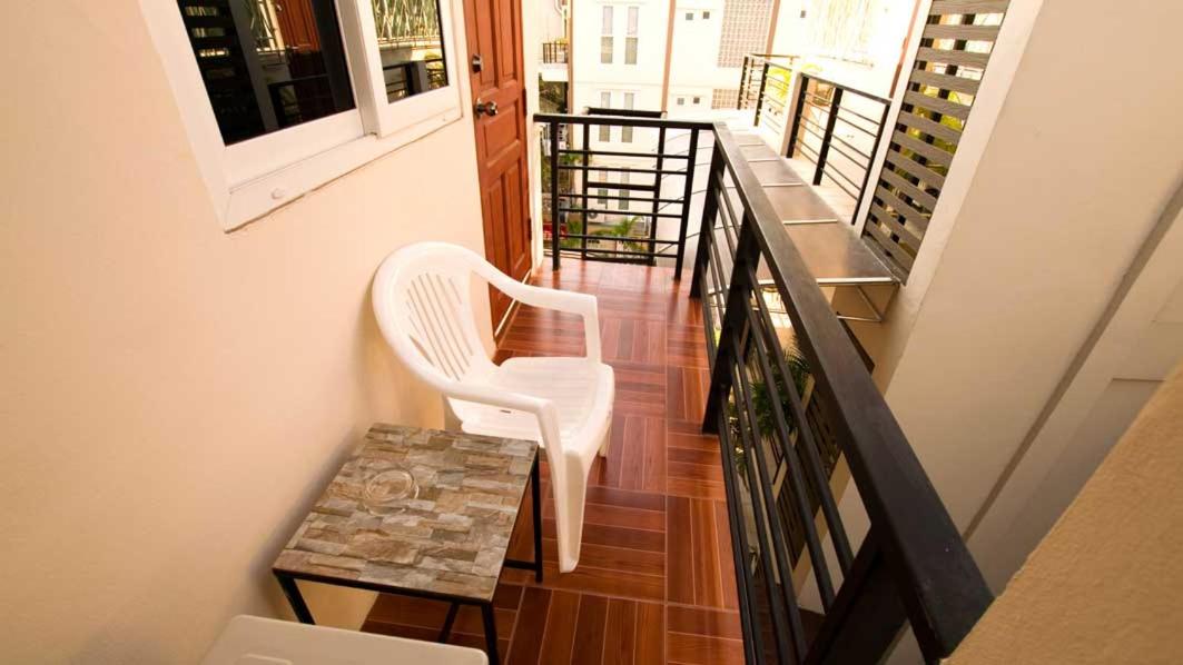 Queen Room with Balcony - Photo 5