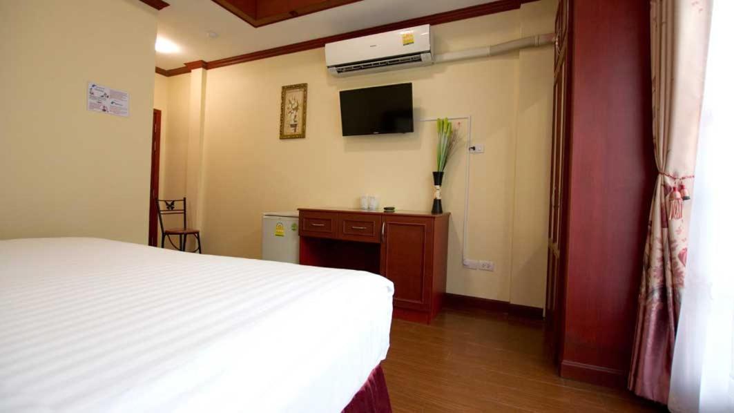 Standard King Room - Photo 5