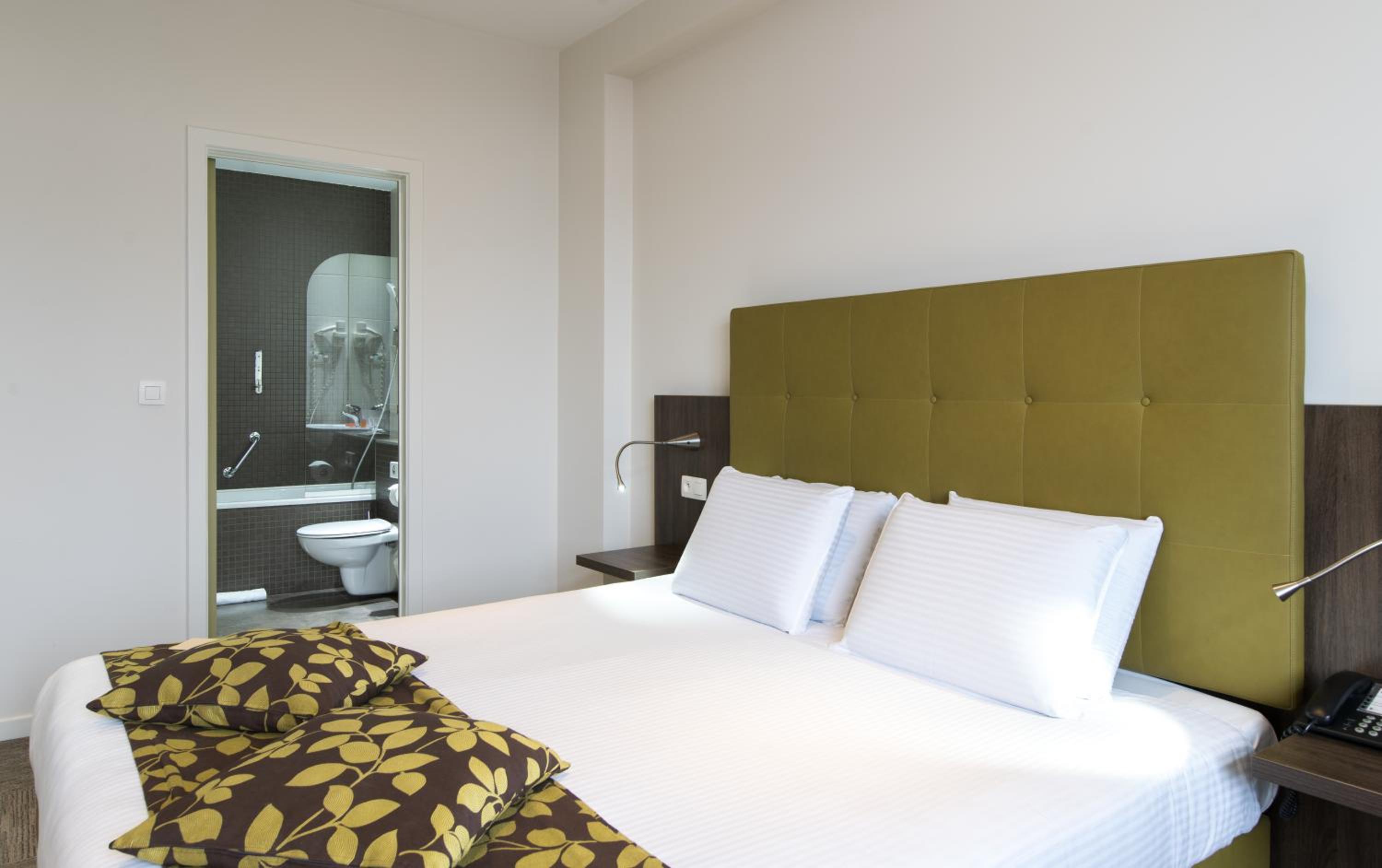 Standard Double Room - Photo 12